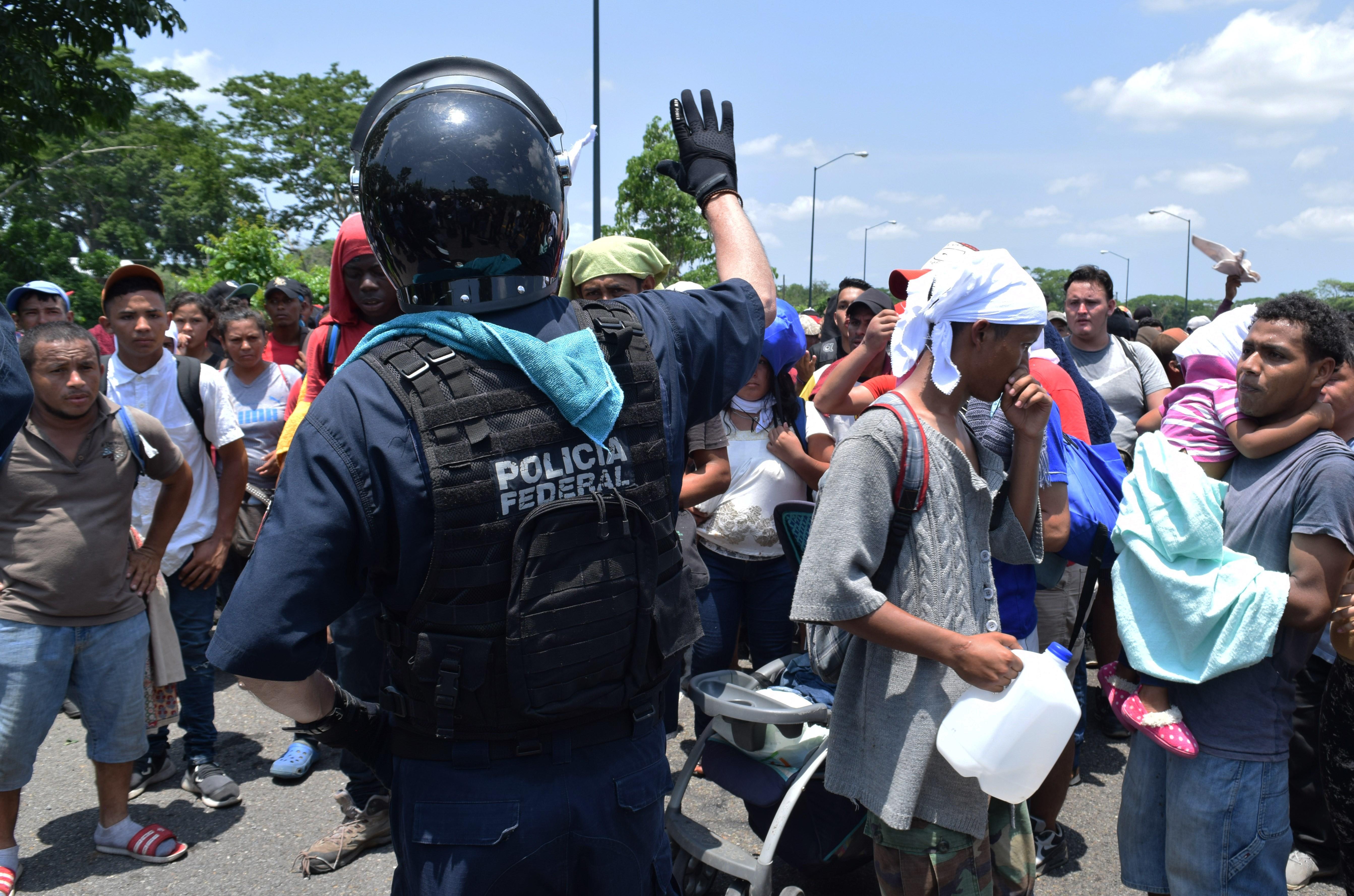  Elementos del Instituto Nacional de Migración (INAMI), y policías federales detienen a migrantes centroamericanos  en la ciudad de Tapachula en el estado de Chiapas, México. (Foto Prensa Libre: EFE)