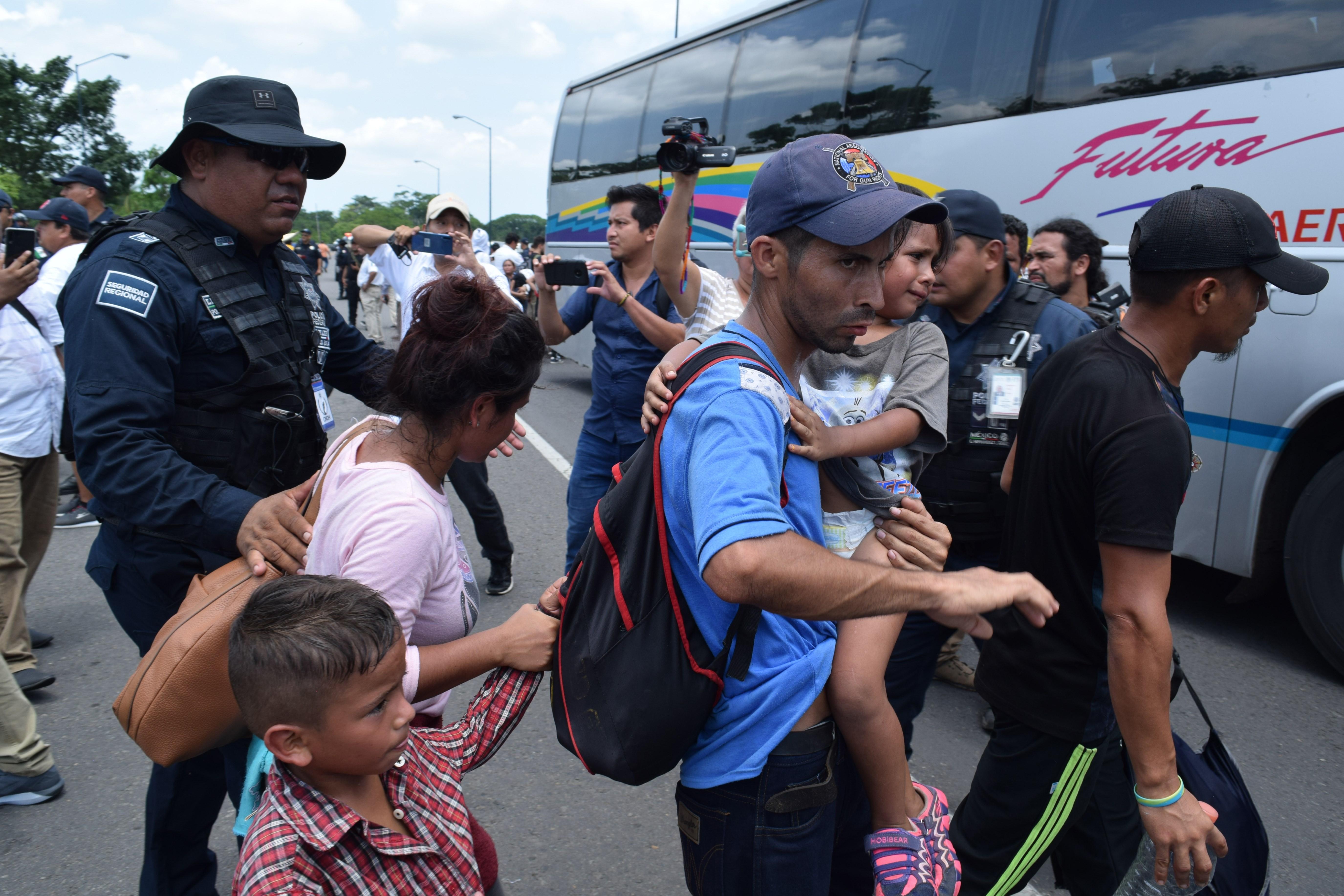Personal del Instituto Nacional de Migración (INAMI), y policías federales detienen a migrantes centroamericanos en la ciudad de Tapachula, Chiapas. (Foto Prensa Libre: EFE)