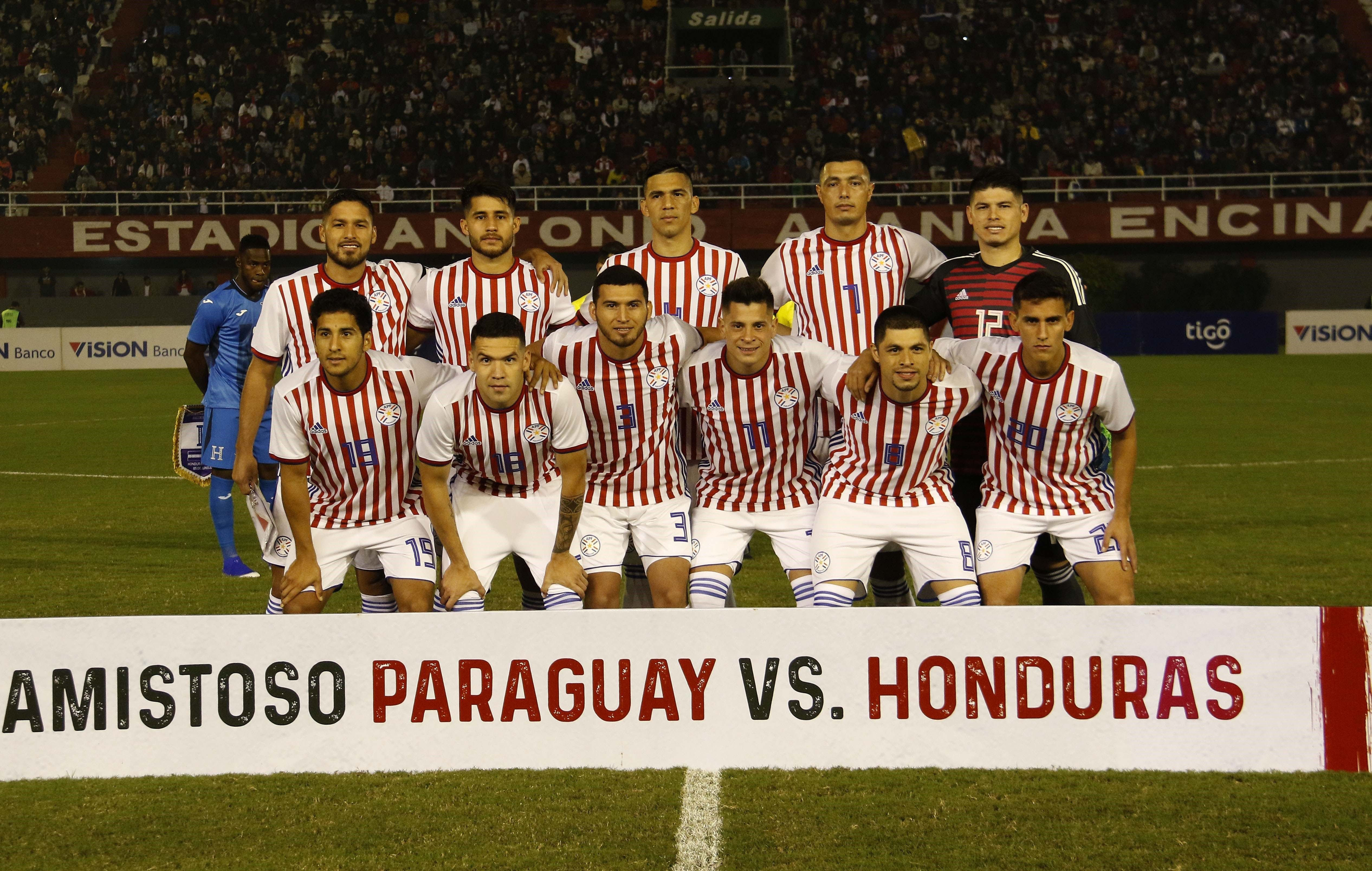 Jugadores de la selección paraguaya posan este miércoles en el partido amistoso entre Paraguay y Honduras, en el estadio Antonio Aranda de Ciudad del Este (Paraguay). (Foto Prensa Libre: EFE)