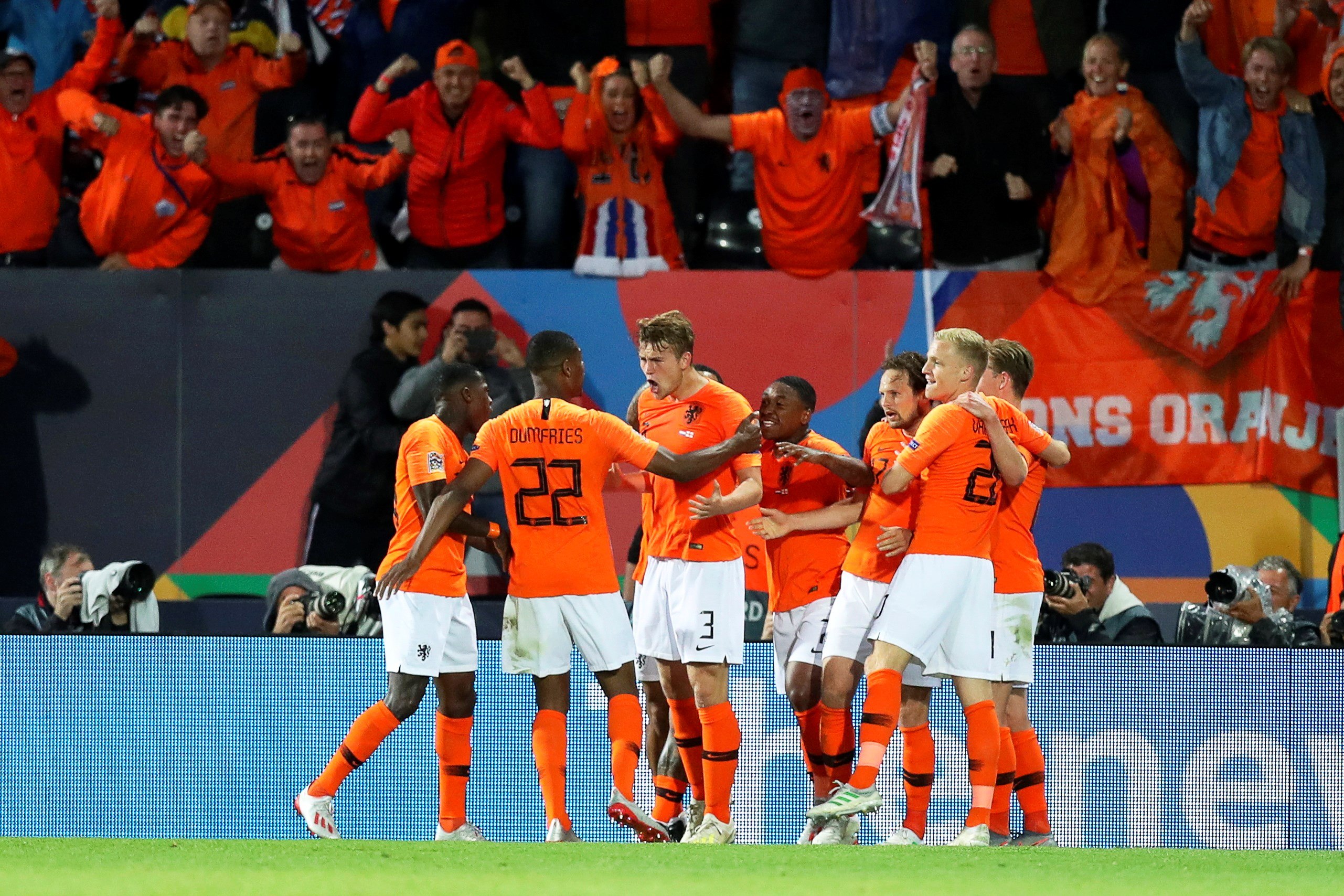 Los jugadores de Holanda celebran la clasificación a la final. (Foto Prensa Libre: EFE)