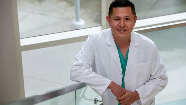 Luis Godoy fue pandillero en la adolescencia, pero se  especializa en cirugía cardiotorácica en un hospital de California. (Foto Prensa Libre: EFE)