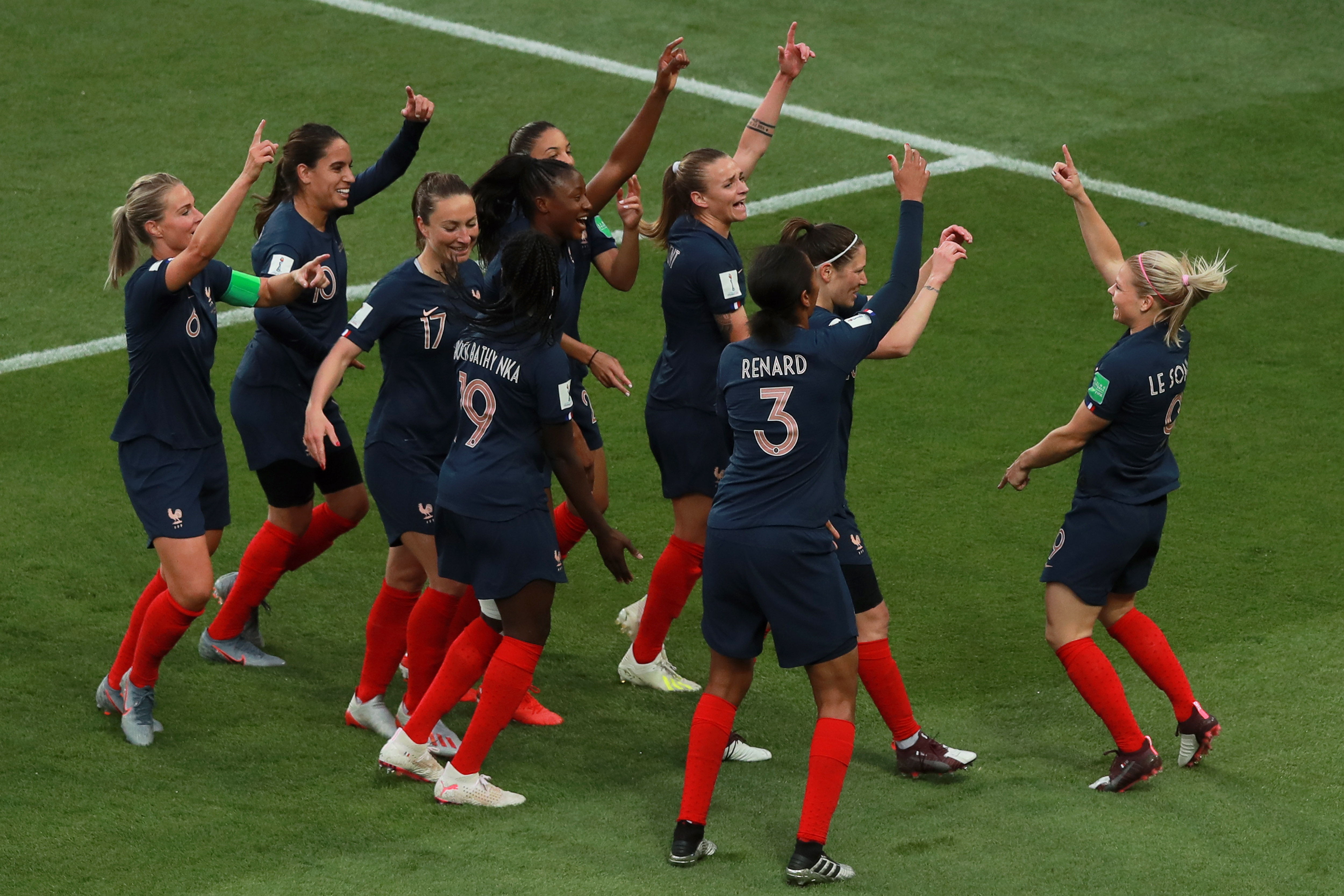 Así festejaron las jugadoras de Francia en su debut en el Mundial Femenino. (Foto Prensa Libre: EFE)
