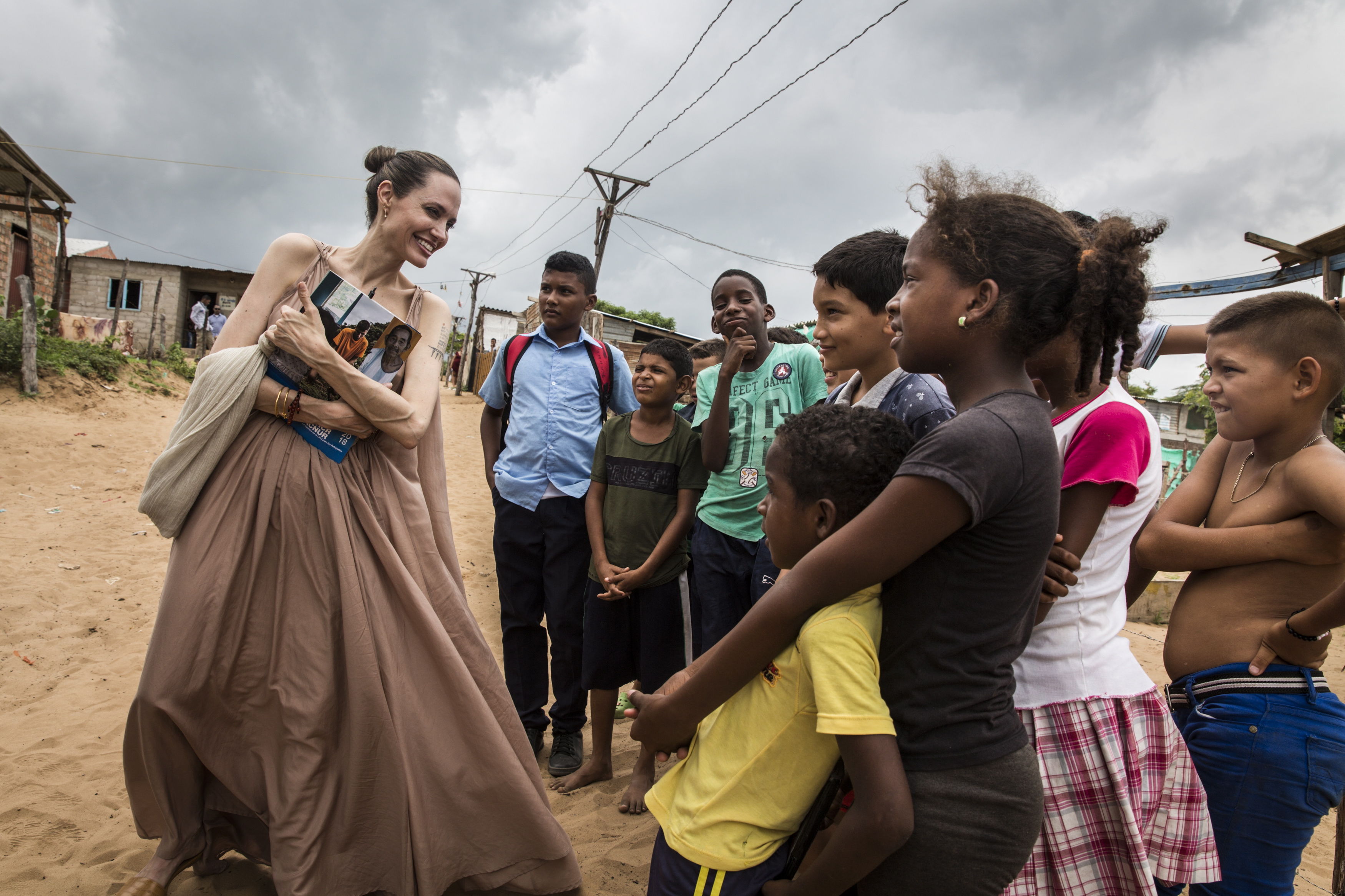 Angelina Jolie habla con niños, que huyeron de Venezuela, en Riohacha, Colombia, donde evalúa la respuesta humanitaria al éxodo de refugiados y migrantes venezolanos. (Foto Prensa Libre: EFE)