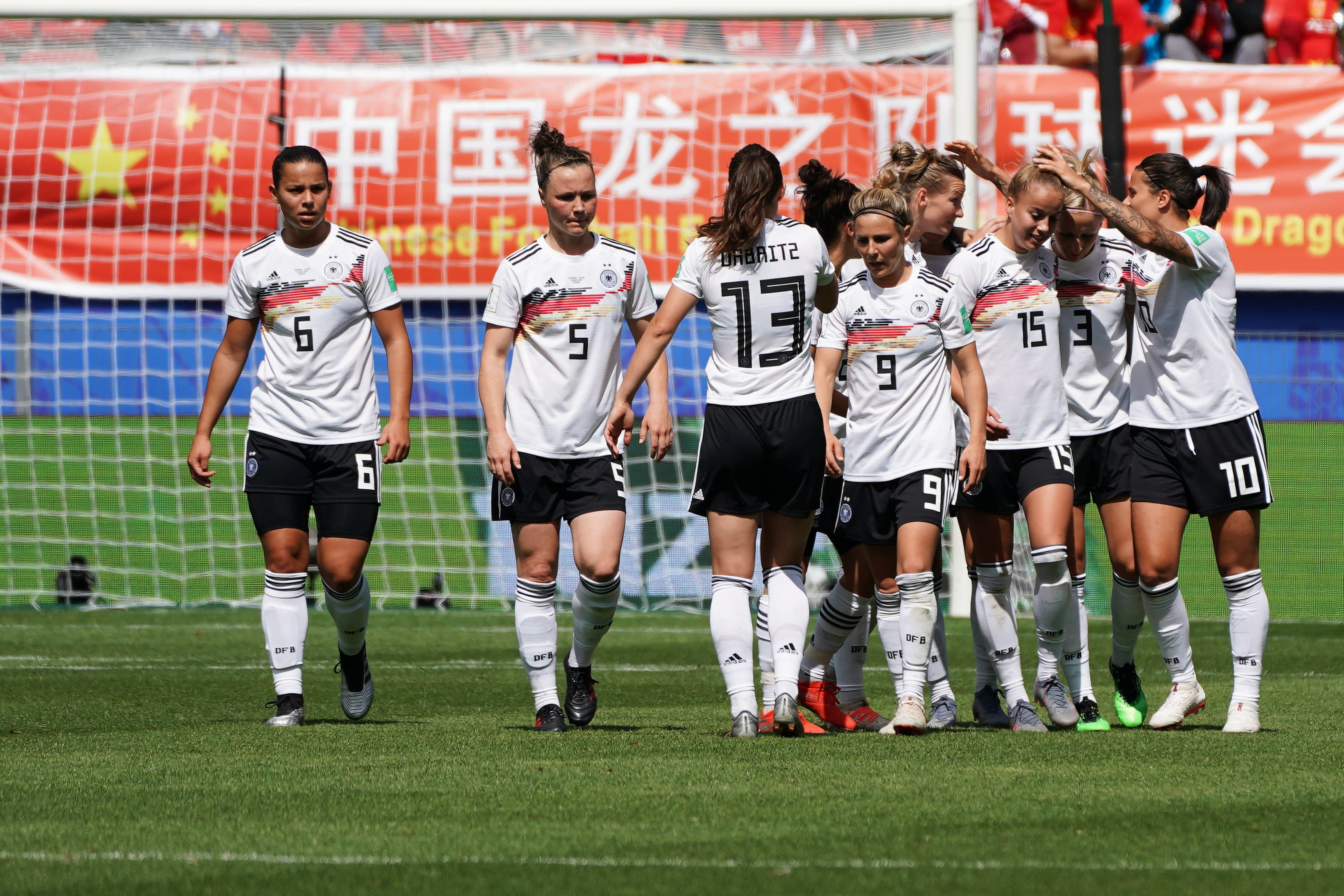 Las jugadoras de Alemania, festejan durante el partido contra China. (Foto Prensa Libre: EFE)
