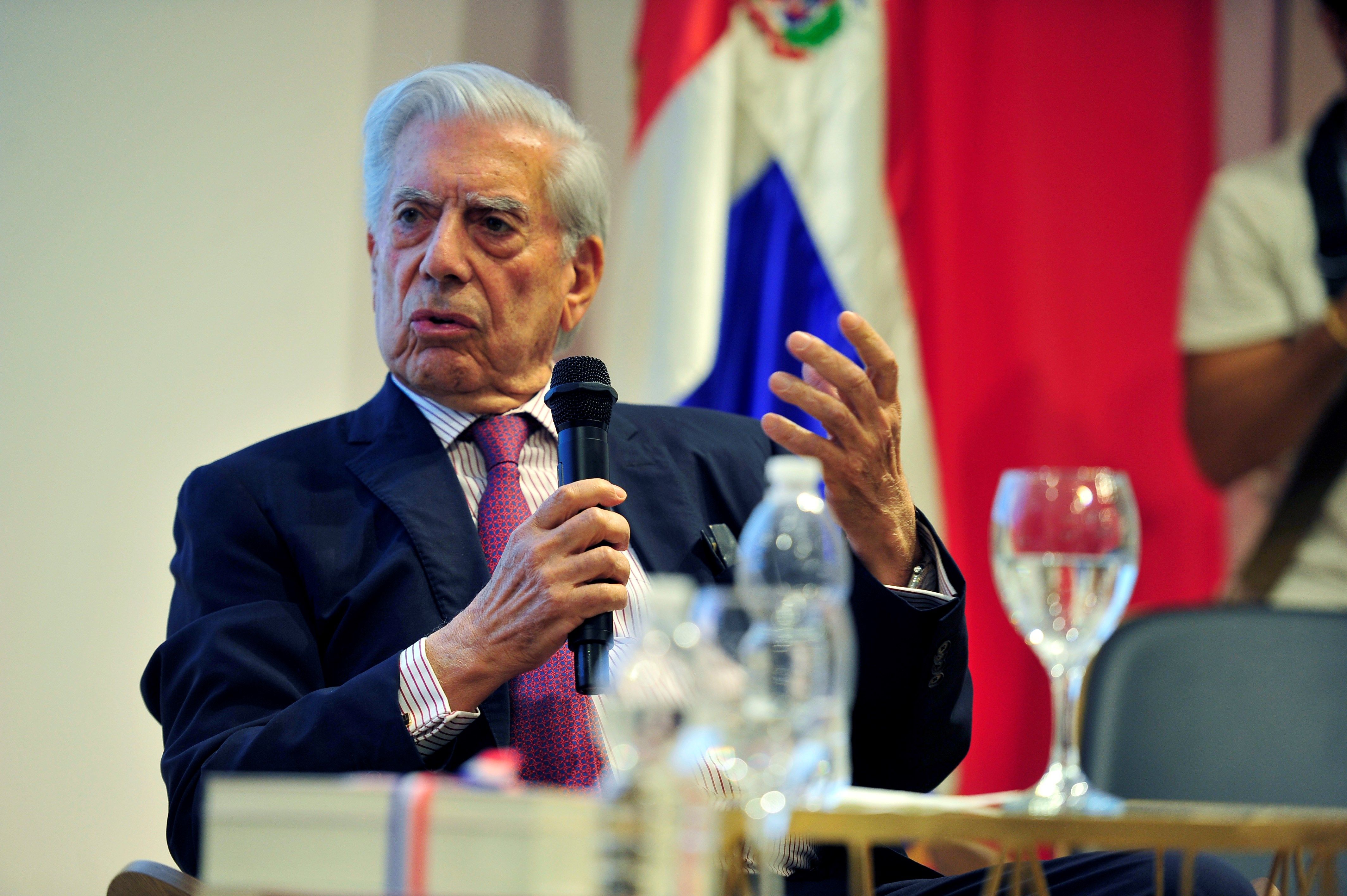 Mario Vargas Llosa durante la charla en el Pabellón de República Dominicana, de la Feria del Libro. (Foto Prensa Libre: EFE)