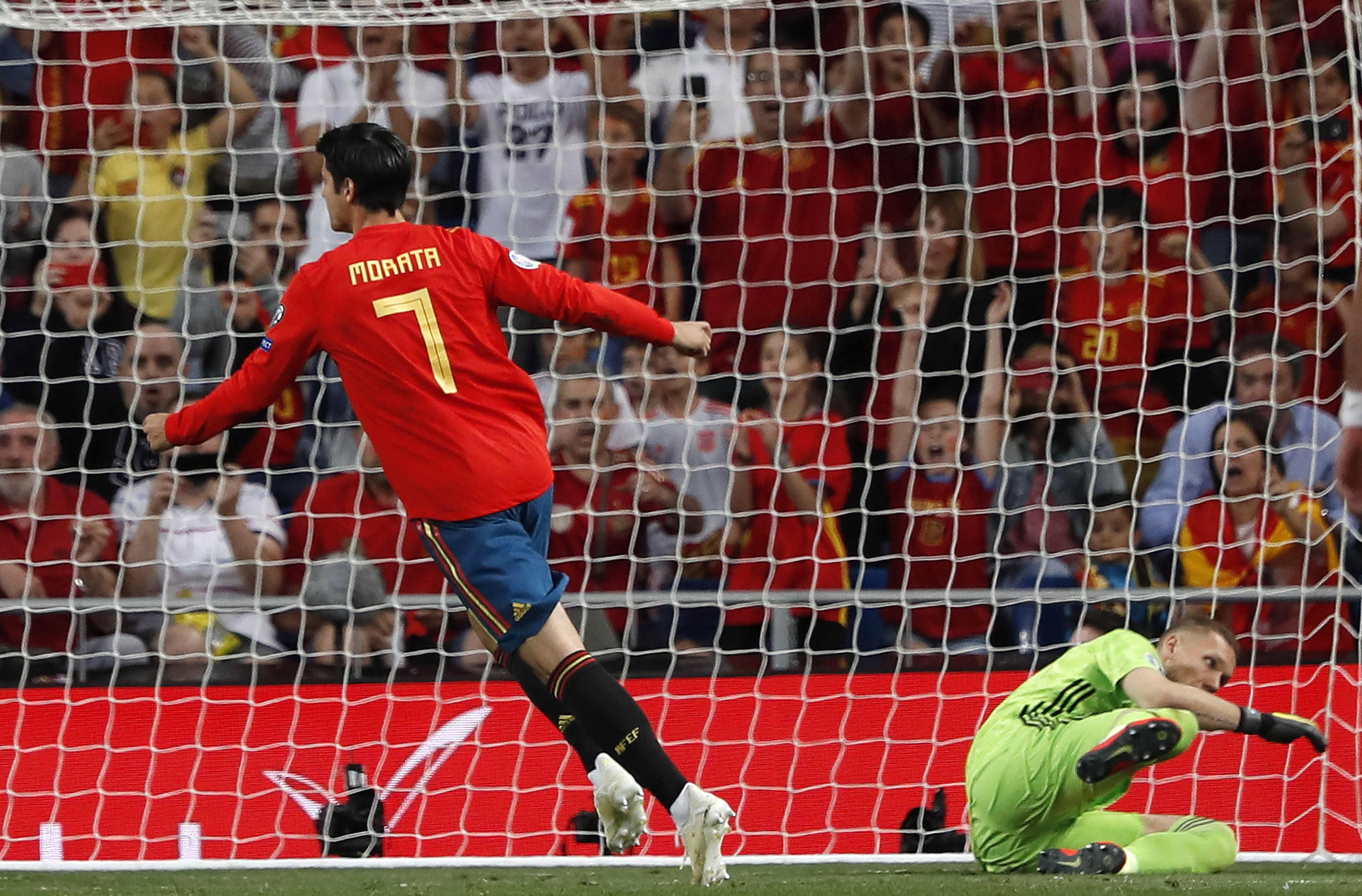 El delantero de la selección española, Álvaro Morata (i), tras marcar de penalti el segundo gol del combinado español, durante el encuentro correspondiente a la fase de clasificación para la Eurocopa 2020.(Foto Prensa Libre: EFE/Javier Lizón.)
