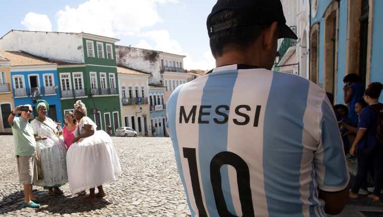 Un hombre con la camiseta del argentino Messi pasea este martes por el Pelourinho, centro histórico de Salvador.  (Foto Prensa Libre: EFE)