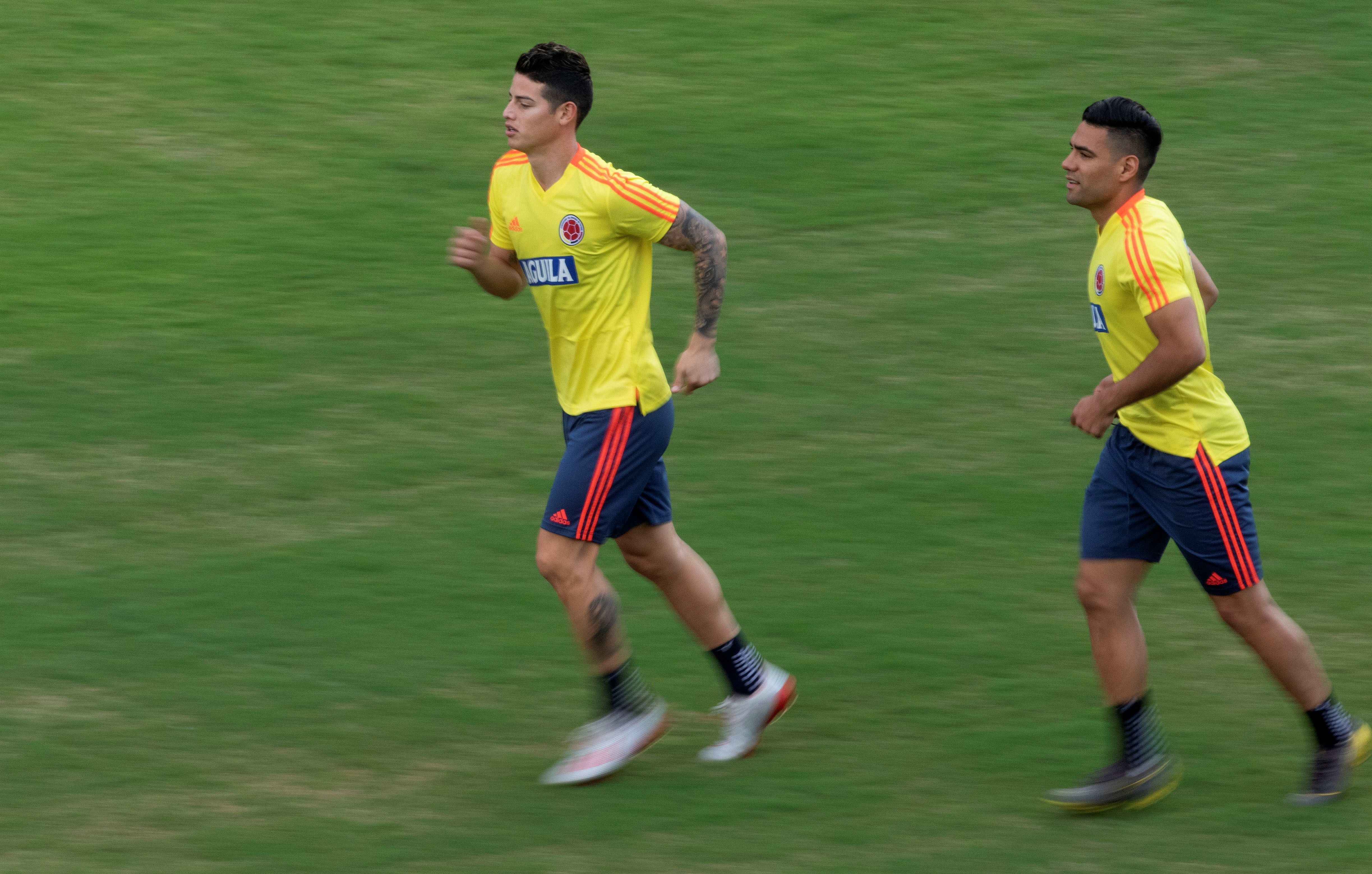 Los jugadores de la selección Colombia  James Rodríguez  y Radamel Falcao durante el entrenamiento de su selección. (Foto Prensa Libre: EFE)