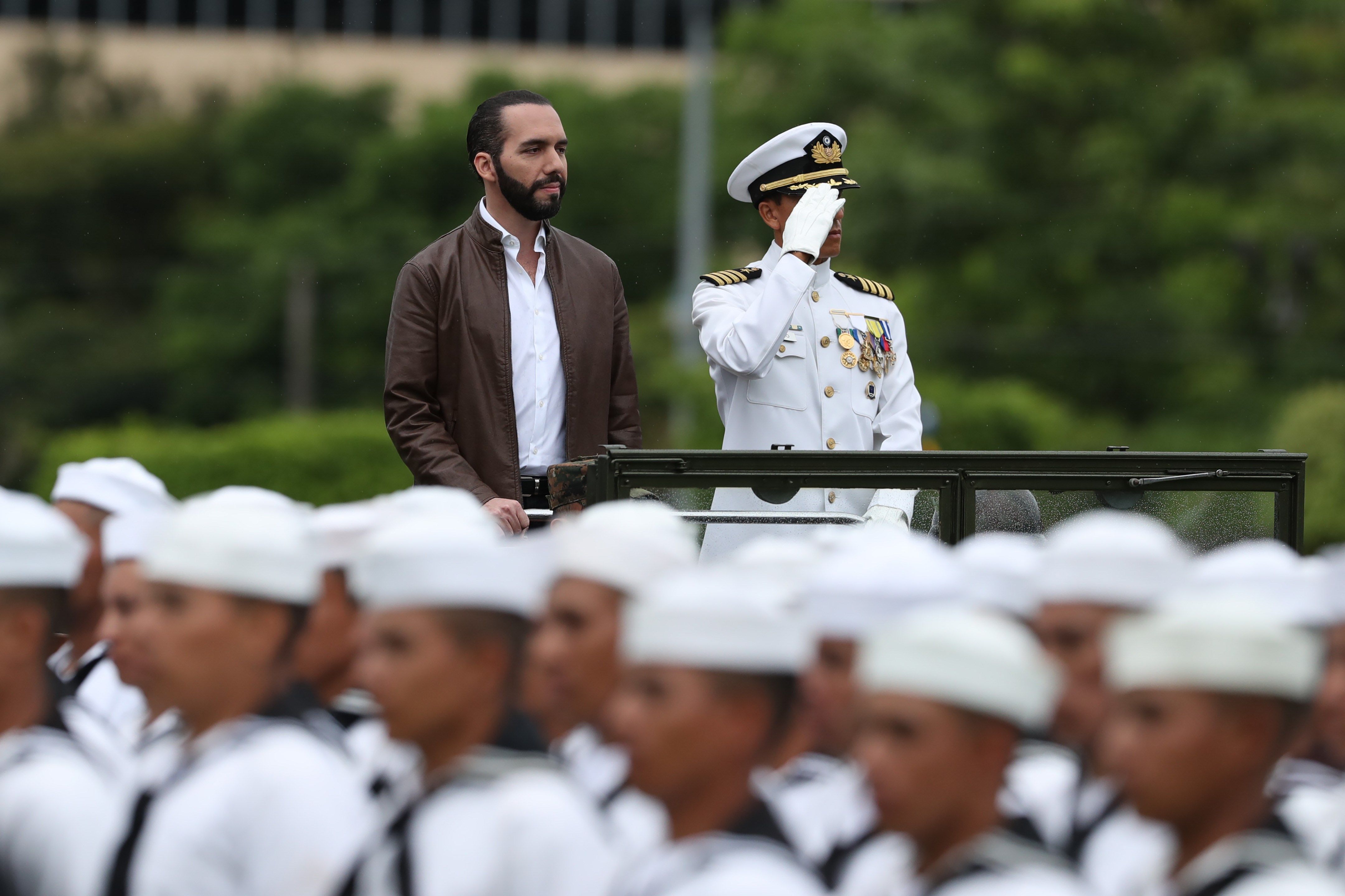 El presidente salvadoreño, Nayib Bukele (i), y el ministro de defensa, René Merino Monroy (d), hacen revista de tropas durante el primer acto oficial del presidente salvadoreño como comandante general de las Fuerzas Armada este martes, en San Salvador (El Salvador). El presidente de El Salvador, Nayib Bukele, recibió este martes el bastón de mando de comandante general de la Fuerza Armada de este país centroamericano, en el que los elementos militares apoyan a la Policía en tareas de seguridad pública. (Foto Prensa Libre: EFE)