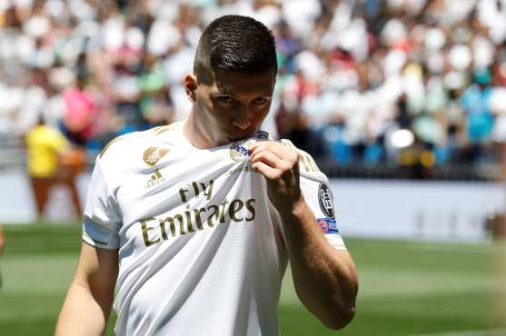 El delantero serbio Luka Jovic afirmó que dormía con la camiseta del Real Madrid debido a un regalo de su padre. (Foto Prensa Libre: EFE)