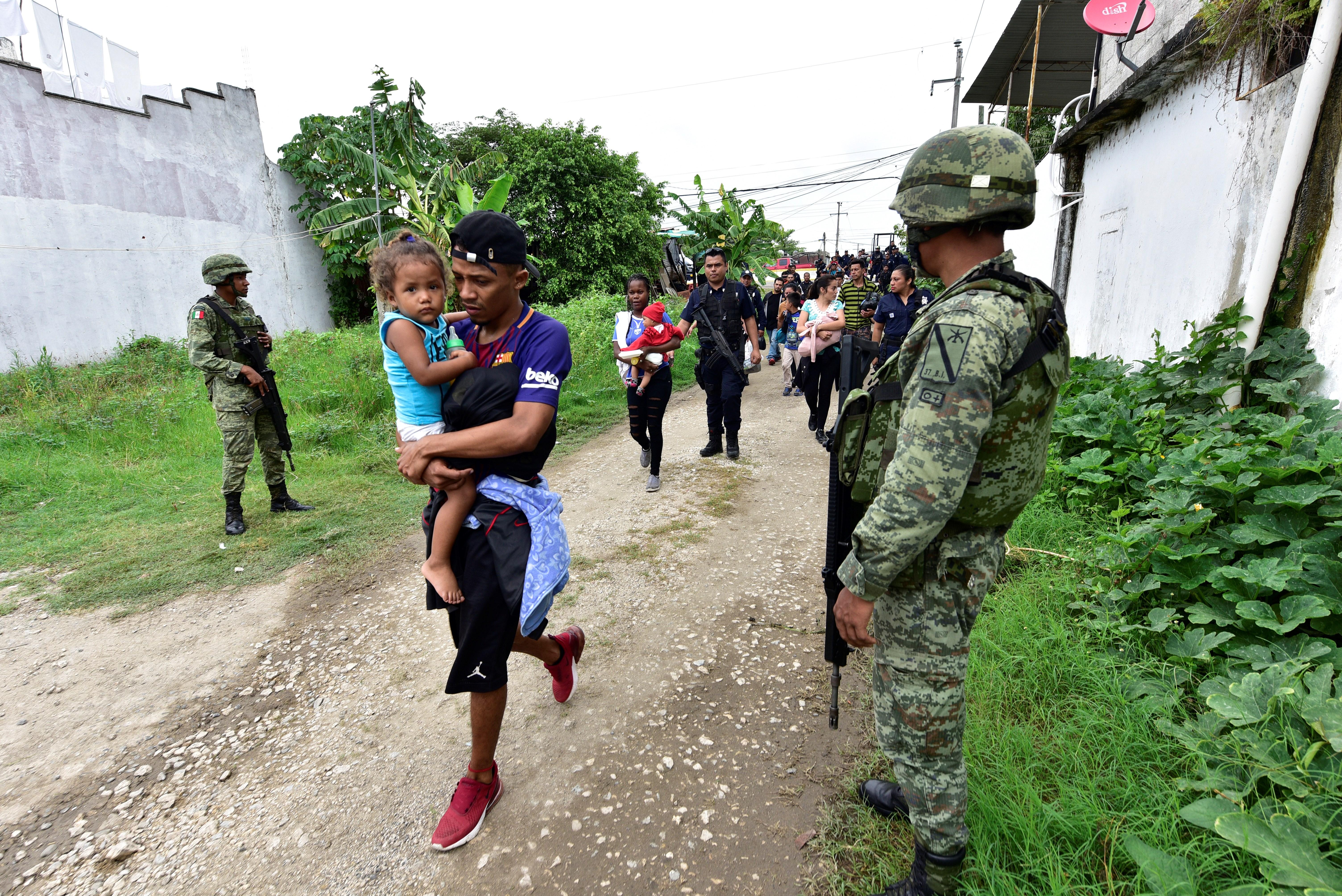 Miles de migrantes emprenden un camino hacia Estados Unidos acompañados con menores. (Foto Prensa Libre: EFE)