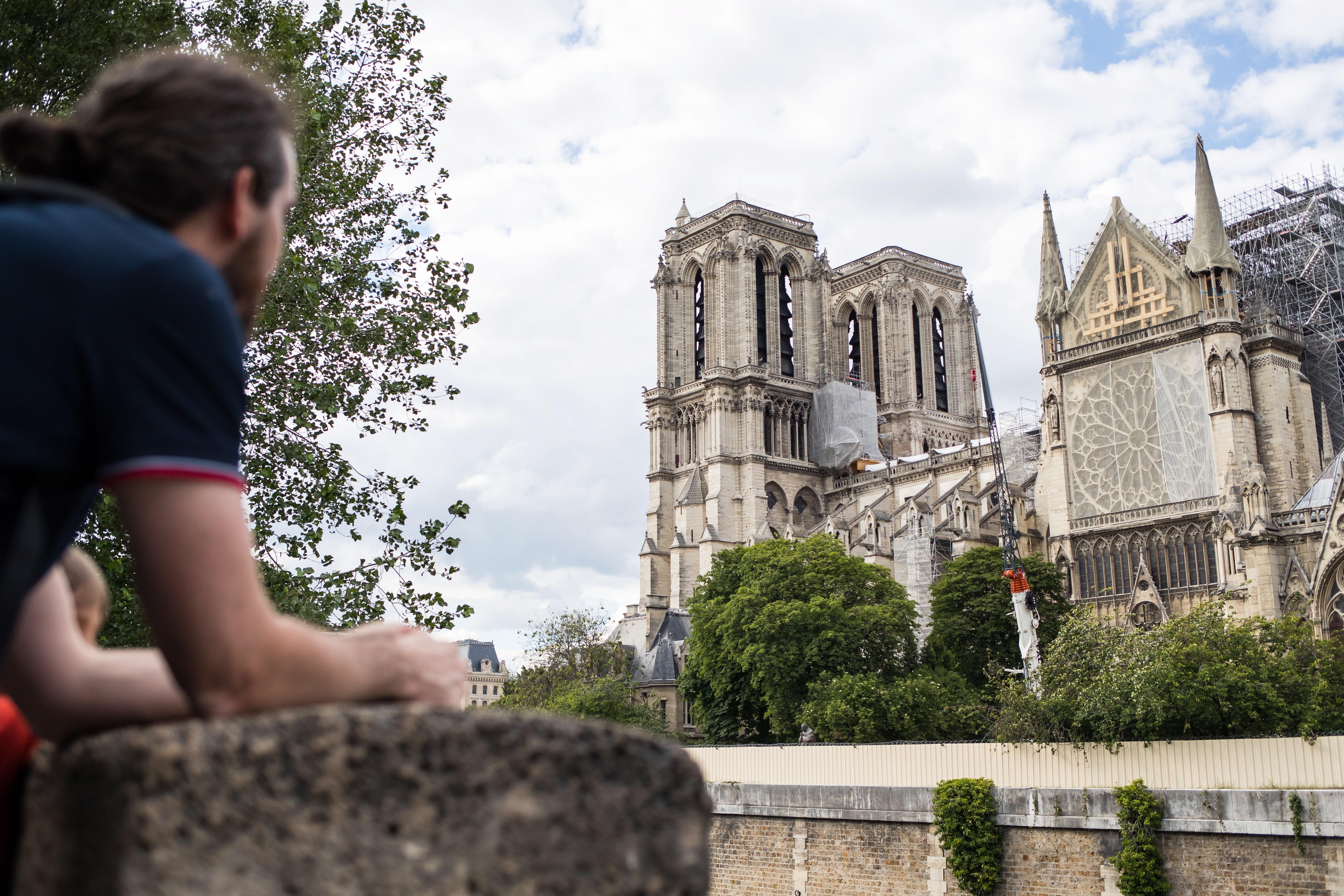 La catedral parisina de Notre Dame albergó su primera misa,  aun con andamios tras el incendio que devastó su cubierta. (Foto Prensa Libre: EFE)