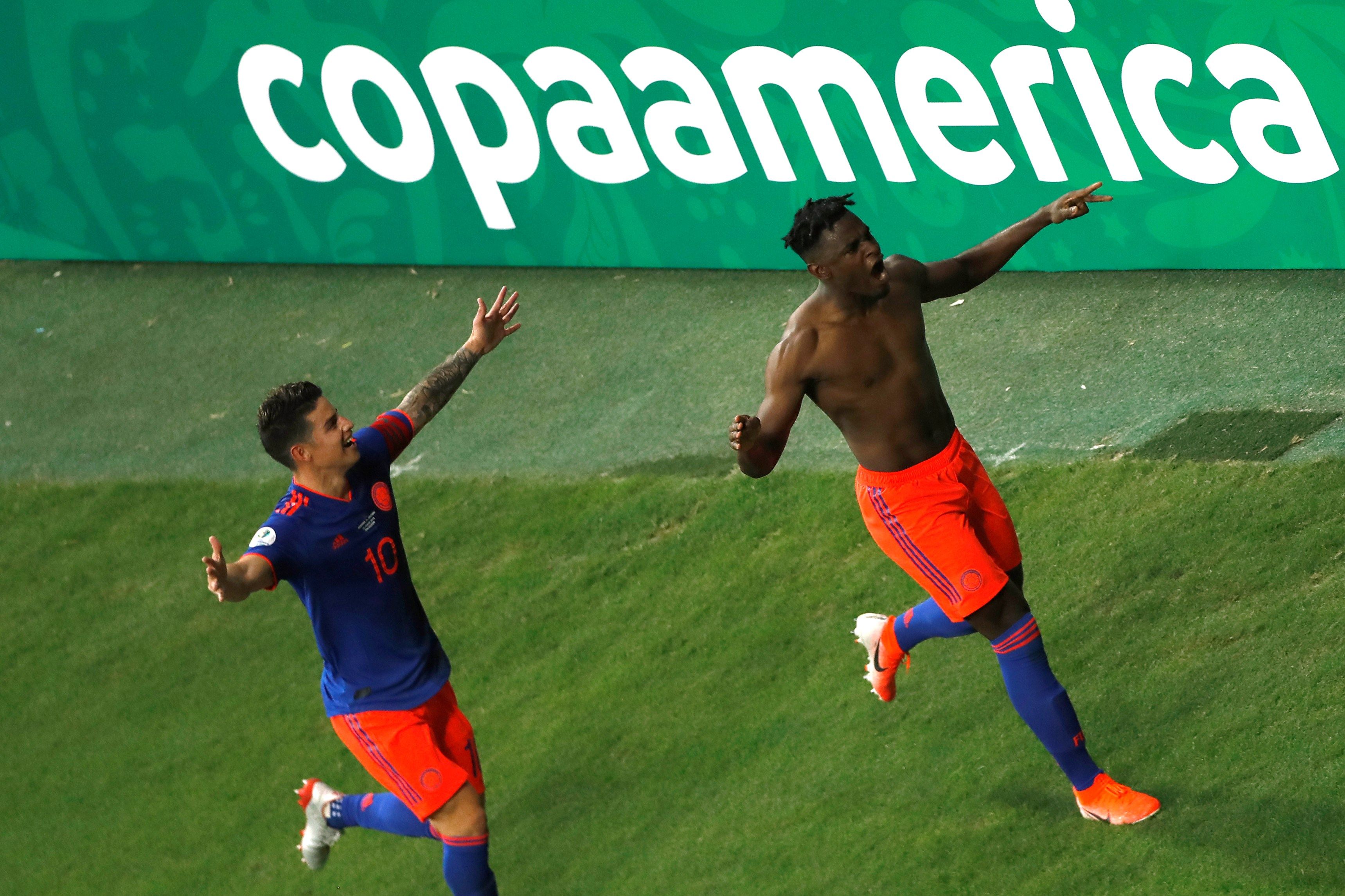 Duvan Zapata y James Rodríguez se han convertido en las principales armas para Colombia. (Foto Prensa Libre: EFE)