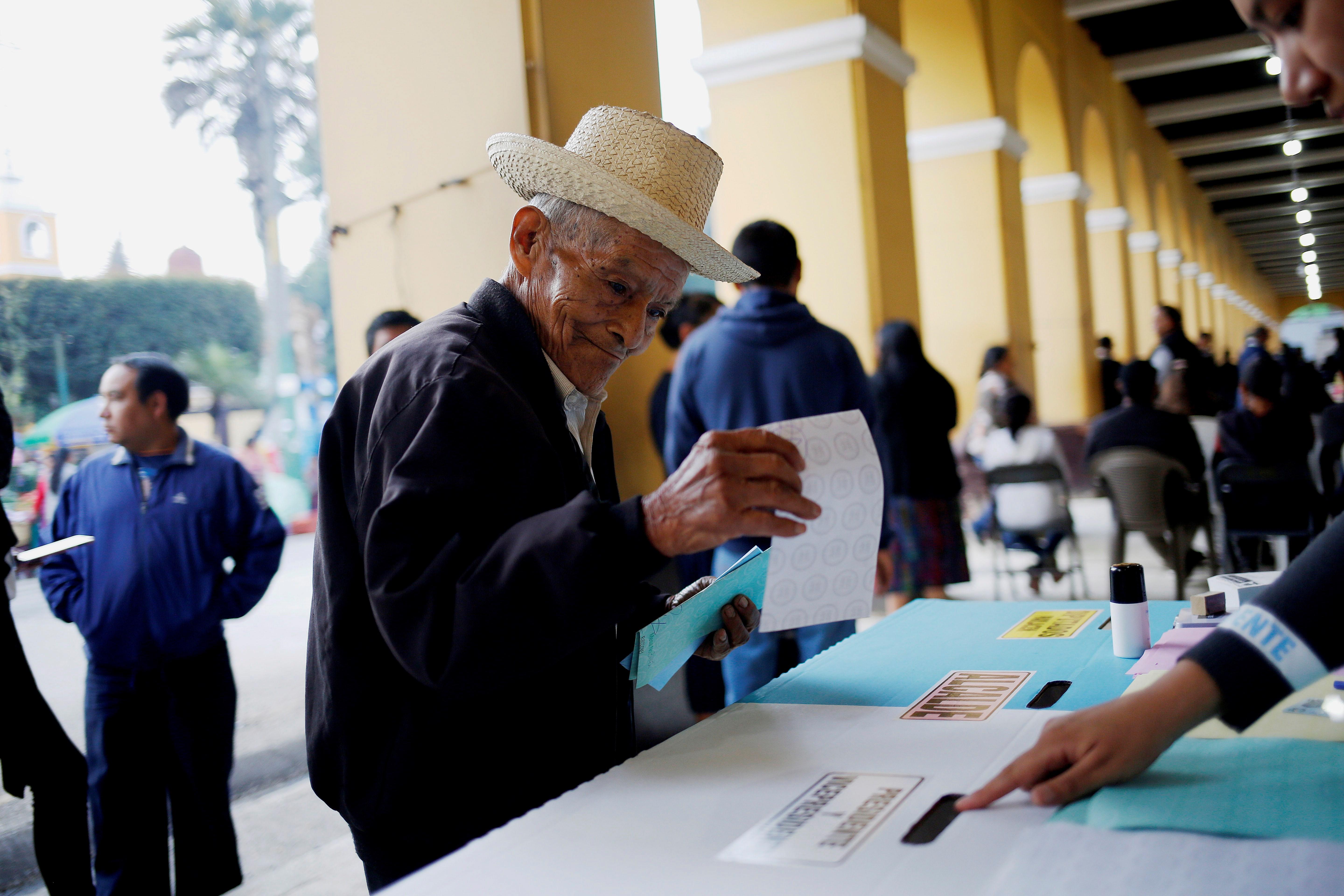 Tereso Guerra, de 85 años, fue el primero en llegar a un centro de votación en el municipio indígena de San Juan Sacatepéquez el domingo 16 con motivo de las elecciones generales de Guatemala. (Foto Prensa Libre: EFE).