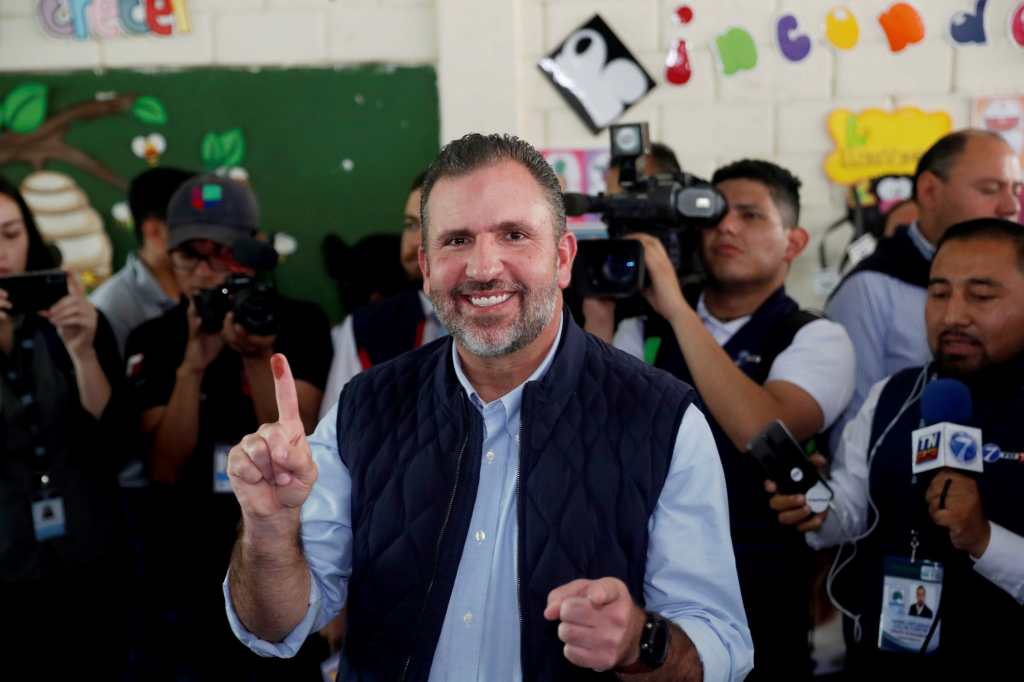 El candidato guatemalteco, Roberto Arzú, vota en elecciones generales