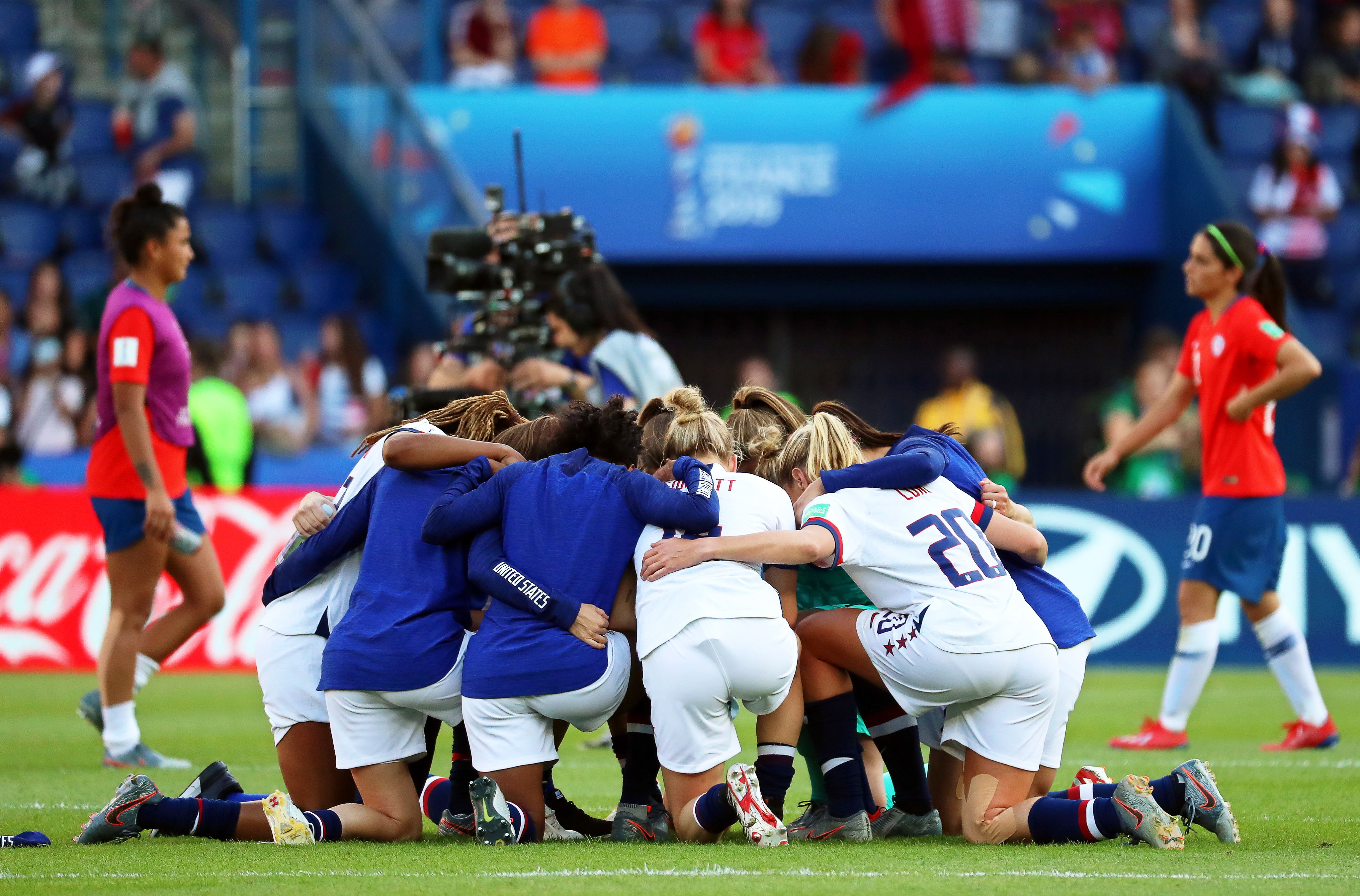 La selección de Estados Unidos celebró su clasificación a la siguiente ronda. (Foto Prensa Libre: EFE)
