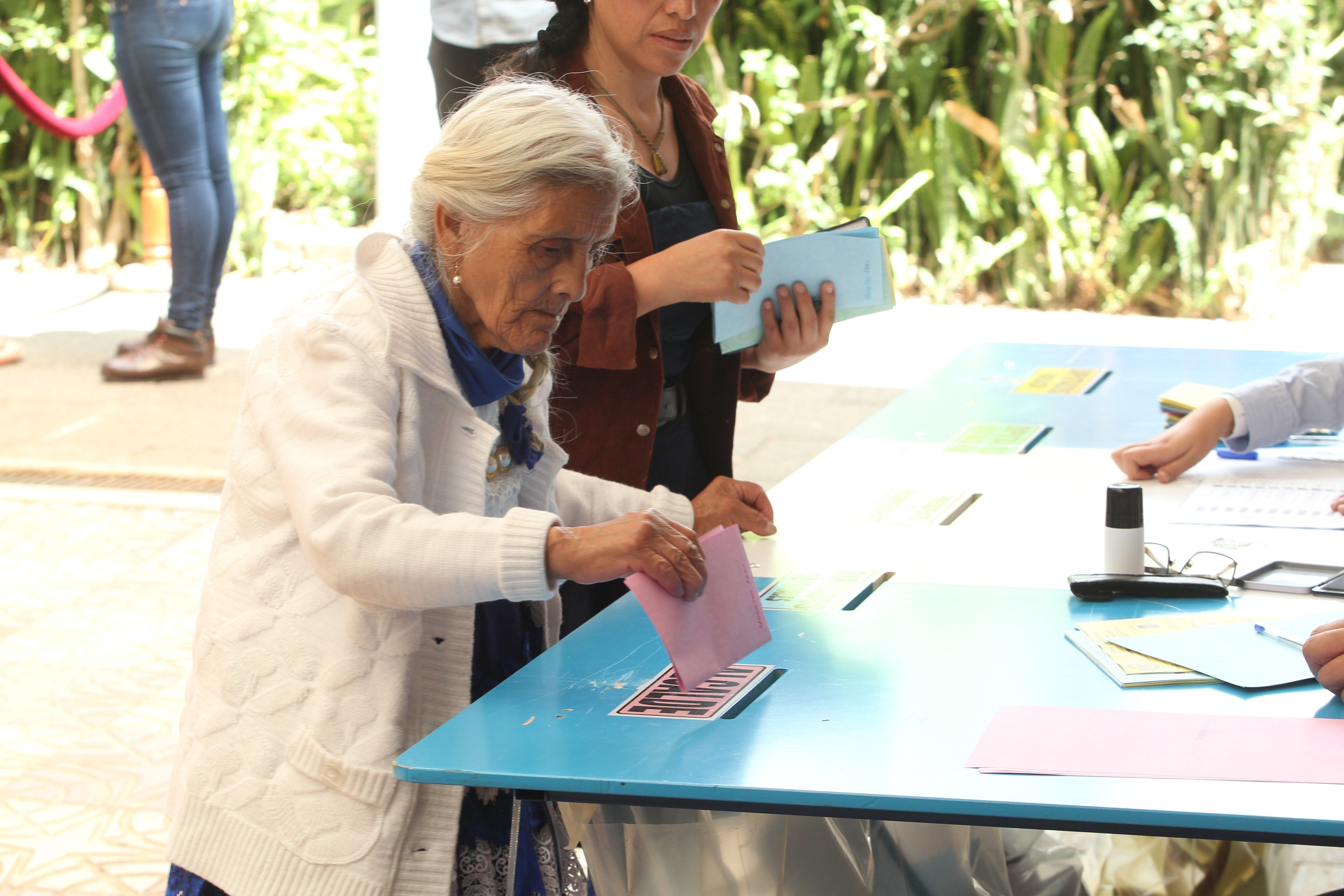 Los guatemaltecos acuden este domingo 16 de junio a las urnas para elegir a sus autoriades. (Foto Prensa Libre: EFE)