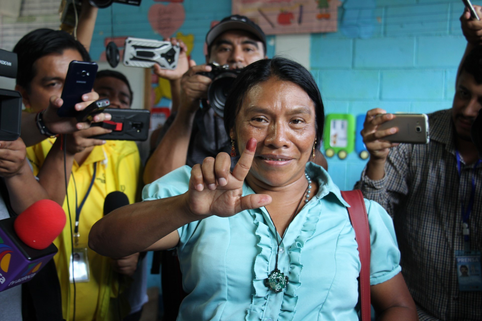 Thelma Cabrera al emitir su voto en El Asintal, Retalhuleu, en domingo 16 de junio. (Foto Prensa Libre: EFE).