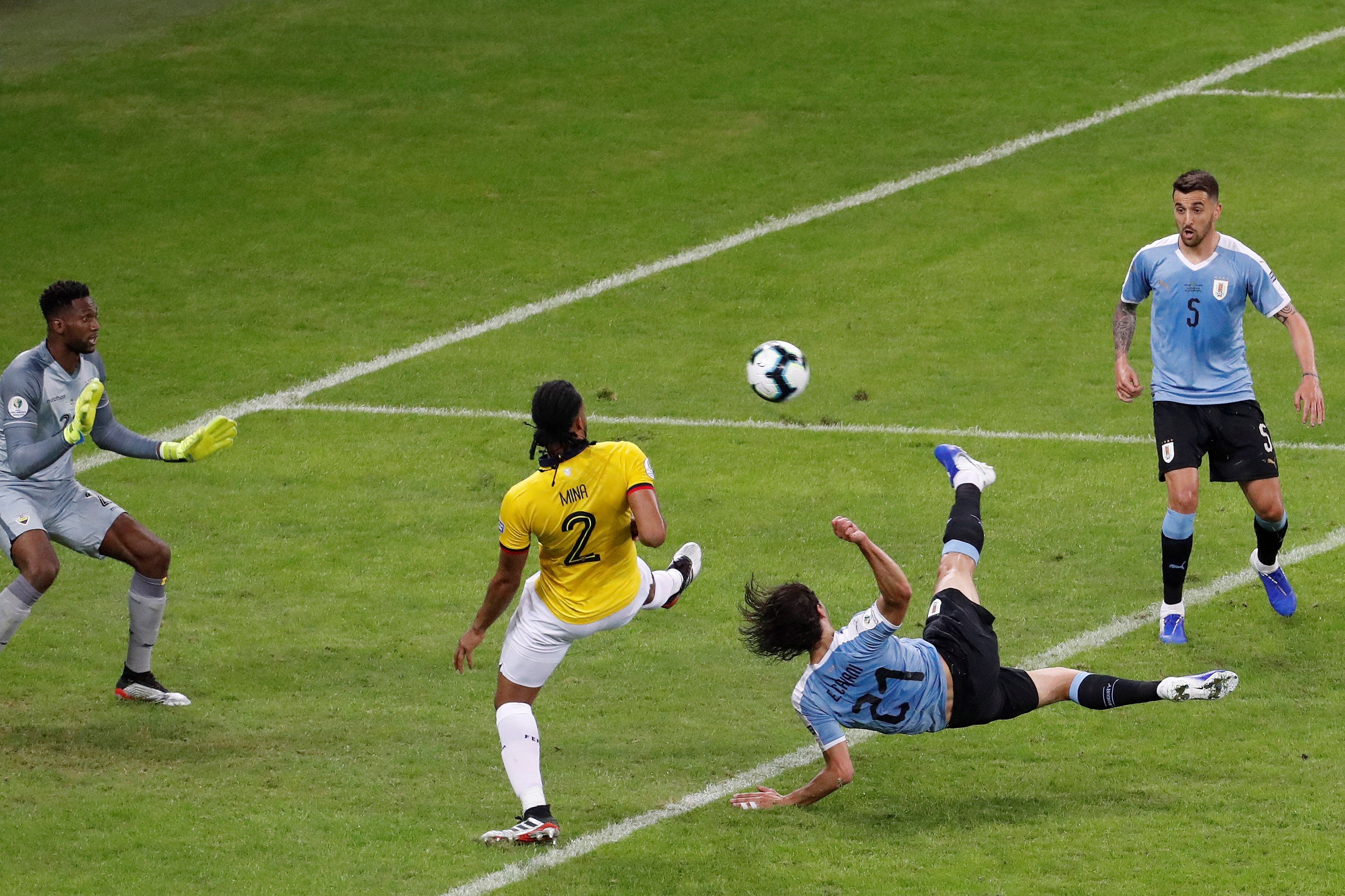 Edinson Cavani,  de Uruguay, anota el 2-0 durante el partido contra Ecuador del Grupo C de la Copa América. (Foto Prensa Libre: AFP).