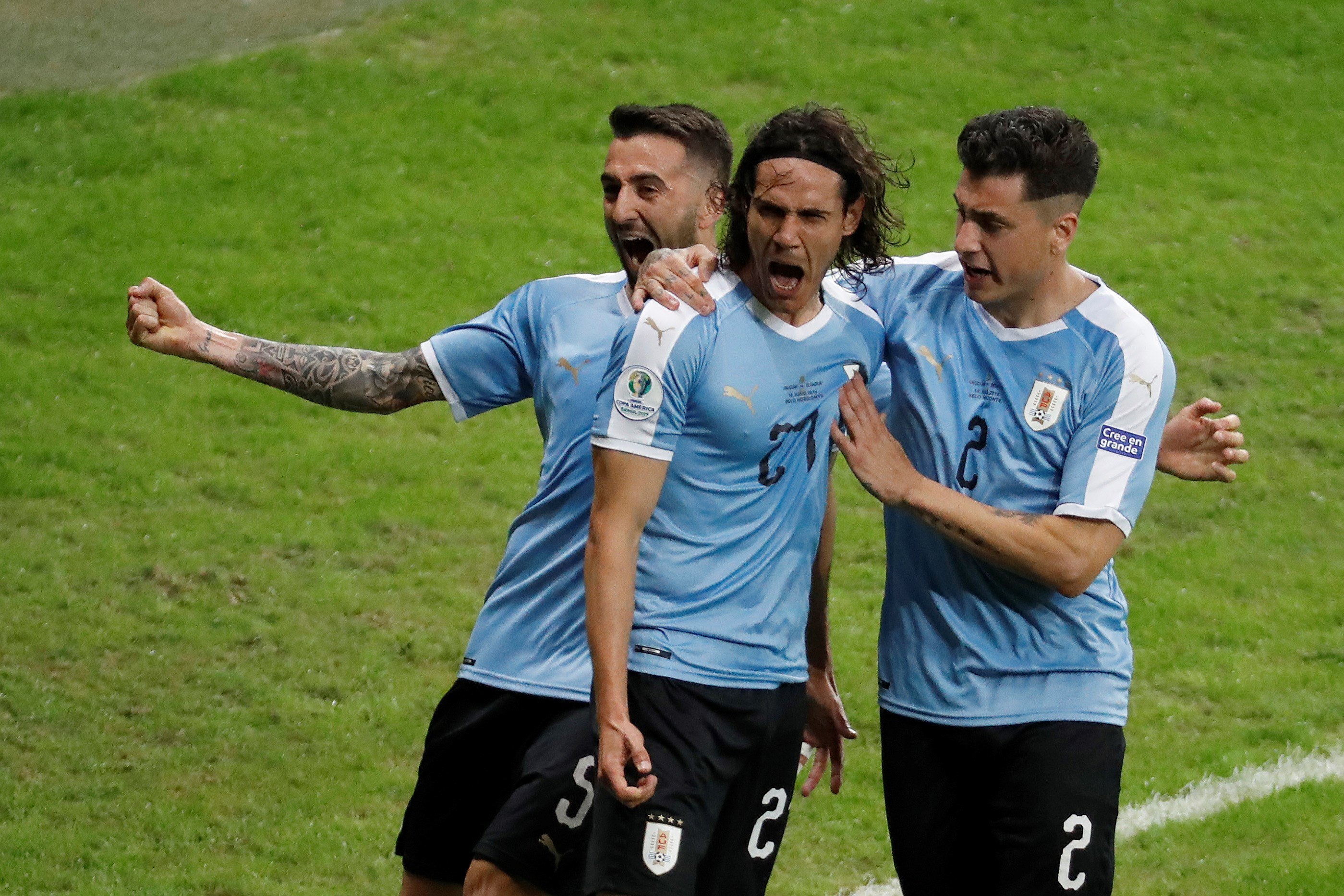 Edinson Cavani celebra con sus compañeros el segundo gol de Uruguay. (Foto Prensa Libre: EFE)