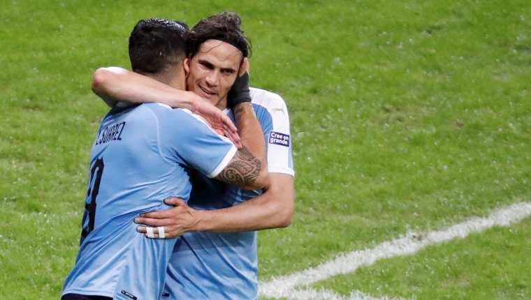 Luis Suárez y Edinson Cavani de Uruguay celebran el primer triunfo de Uruguay en la Copa América. (Foto Prensa Libre: EFE)