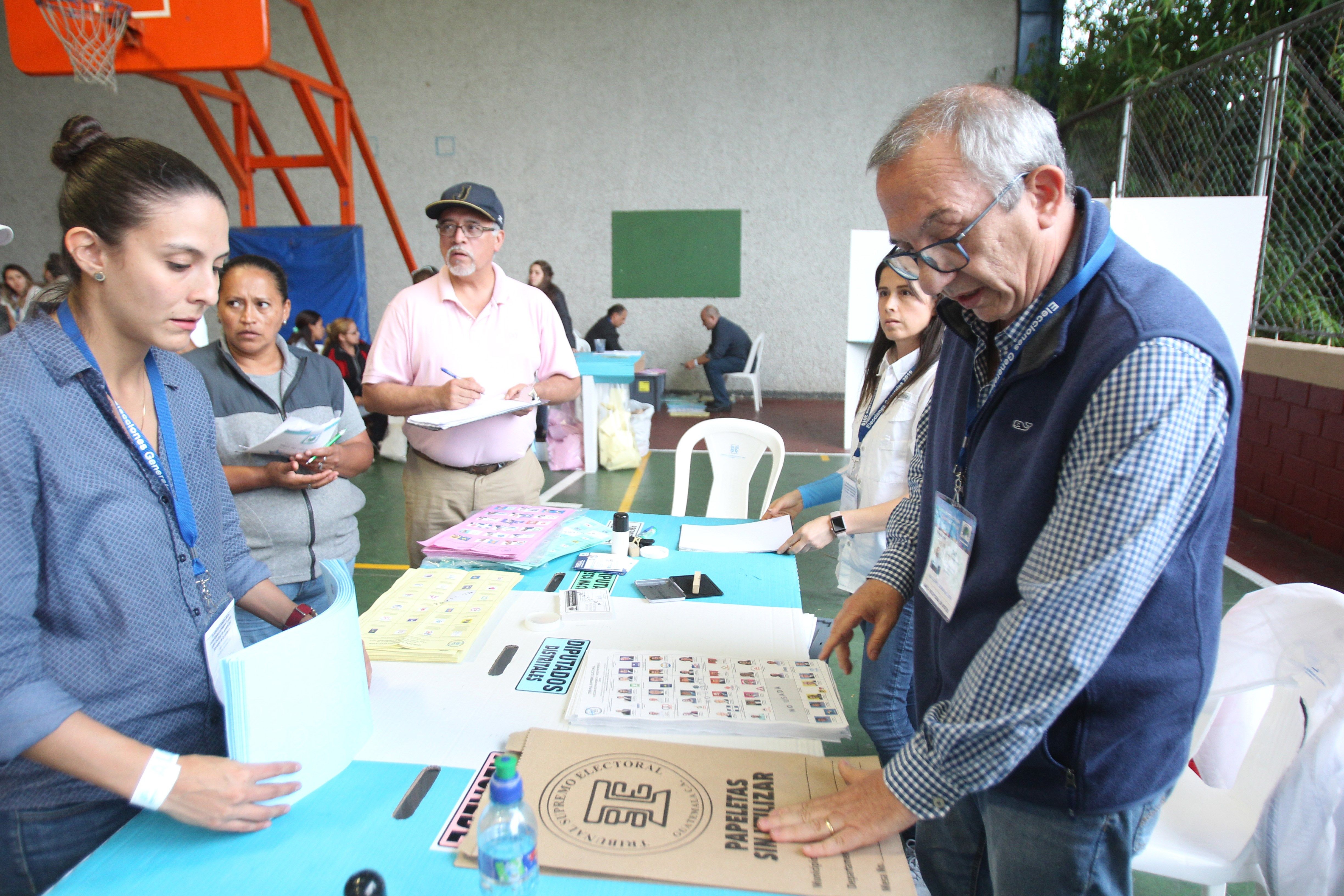 Los partidos que participarán en la segunda vuelta electoral buscarán atraer el voto de las personas de la capital, distrito que tiene el 10 por ciento del total de padrón electoral. (Foto Prensa Libre: EFE)