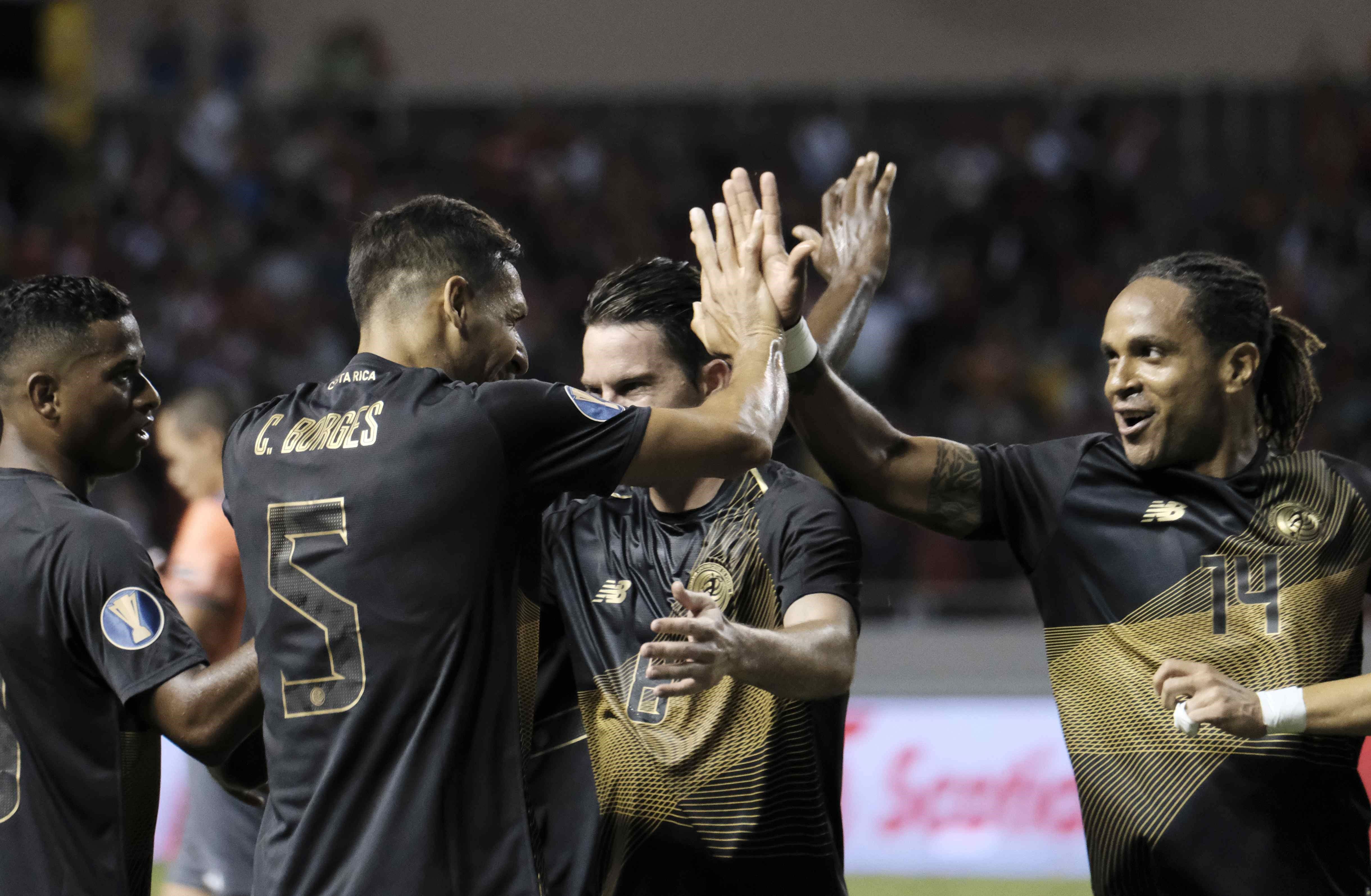 Jugadores de la selección de Costa Rica celebran la anotación del gol ante el equipo de Nicaragua. (Foto Prensa Libre: EFE).