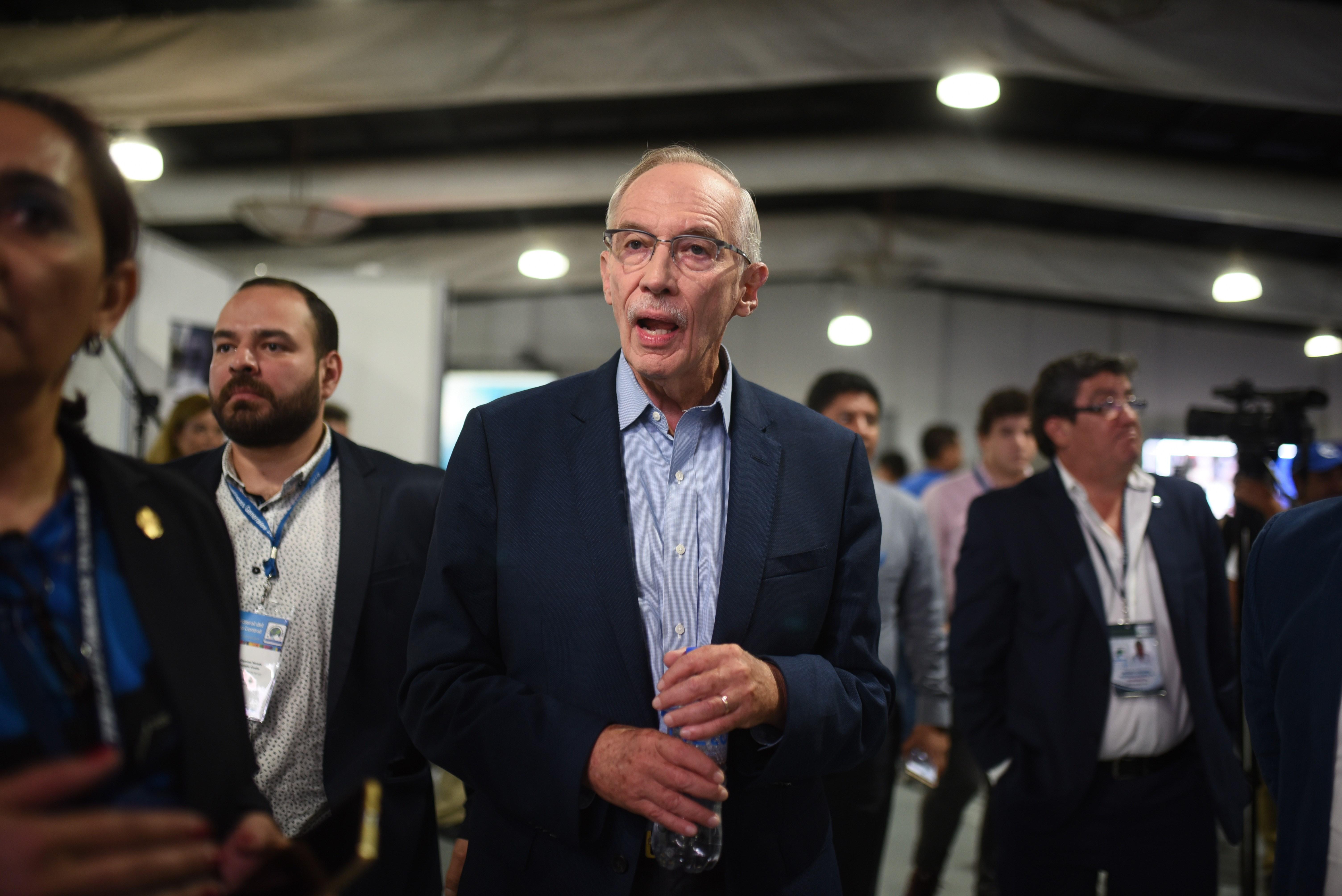 GU7101.- CIUDAD DE GUATEMALA (GUATEMALA), 16/06/19.- El aspirante a la Presidencia de Guatemala por el partido Humanista (centro), Edmond Mulet, acude este domingo al centro de cómputo de las elecciones generales que se celebraron este domingo y a las que estaban convocadas más de 8 millones de personas. EFE/EDWIN BERCIÁN