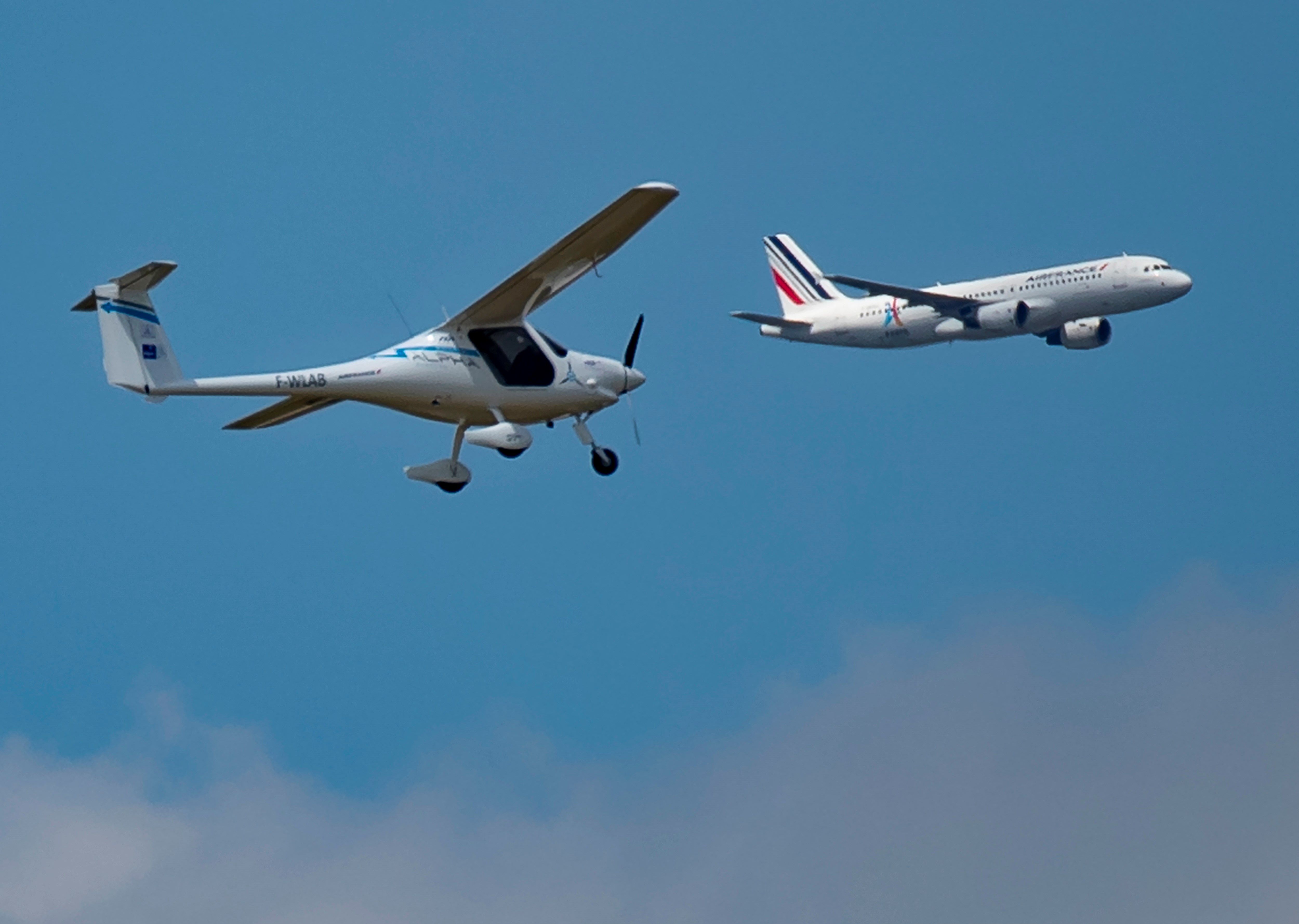 Un avión de paracaidismo se estrelló e incendió poco después de despegar de un aeródromo en Hawái. (Foto Prensa Libre: EFE)