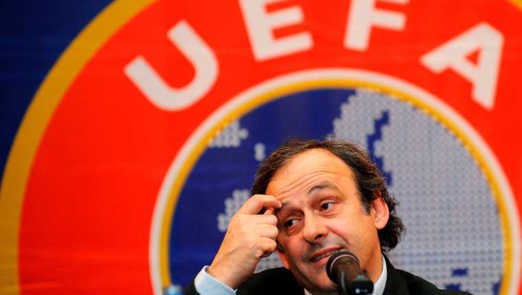 Foto de archivo del entonces presidente de la UEFA Michel Platini durante una rueda de prensa. (Foto Prensa Libre: EFE)