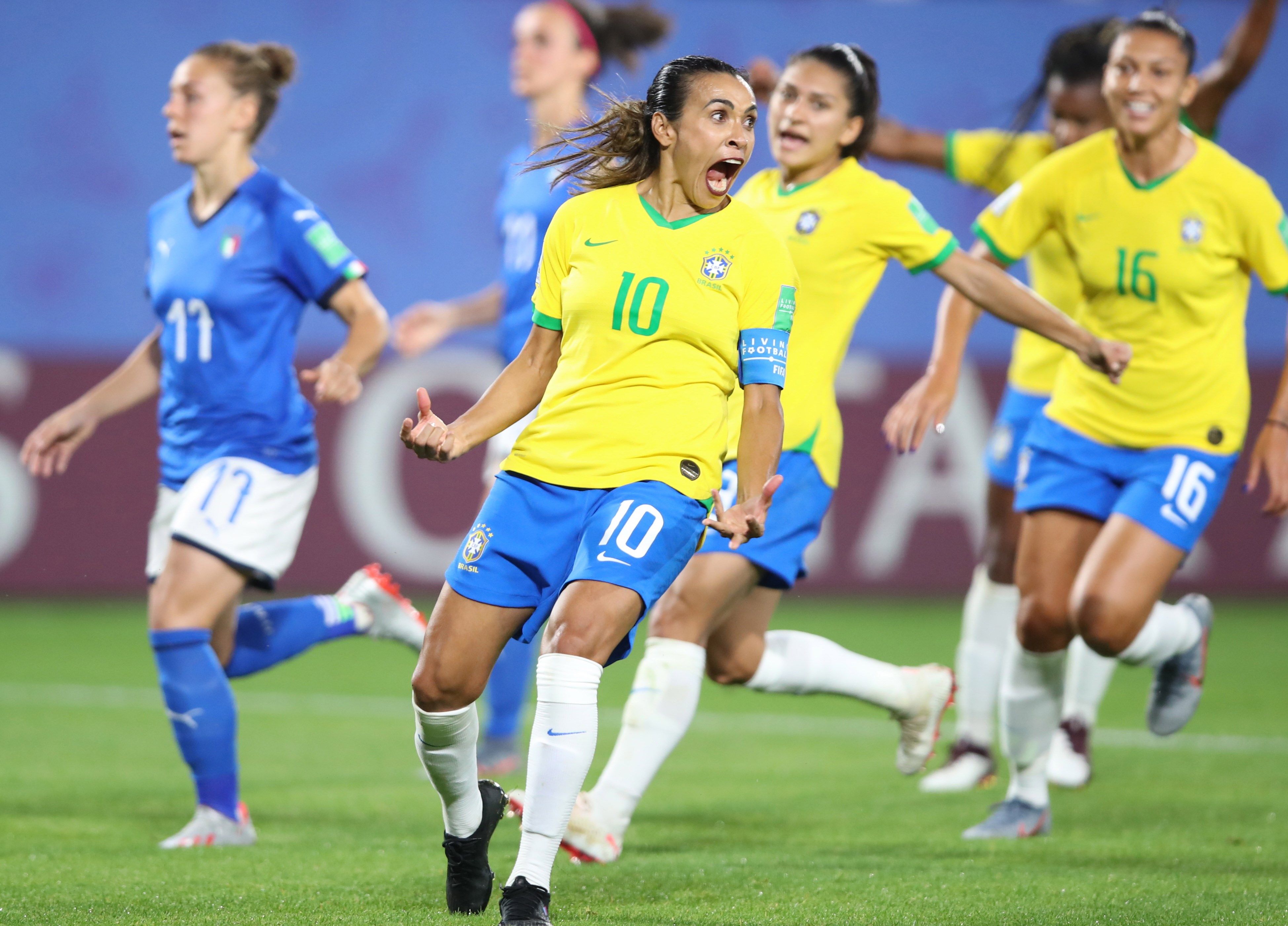 Marta de Brasil celebra un gol este martes, durante el partido de fútbol del Grupo C de la Copa Mundial Femenina de la FIFA 2019, entre Italia y Brasil. (Foto Prensa Libre: EFE)