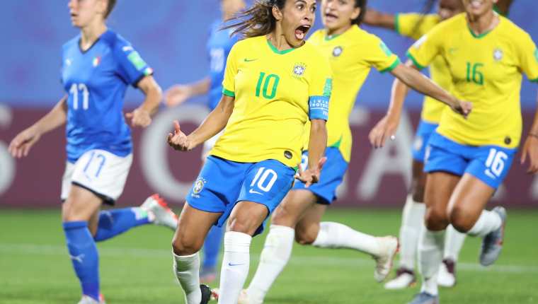 Marta de Brasil celebra un gol este martes, durante el partido de fútbol del Grupo C de la Copa Mundial Femenina de la FIFA 2019, entre Italia y Brasil. (Foto Prensa Libre: EFE)