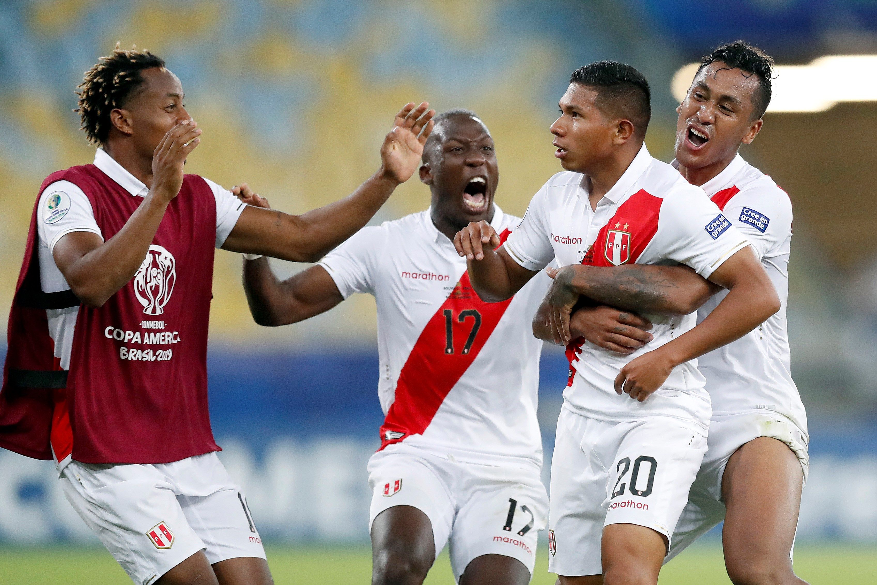 Edison Flores (2.d) de Perú celebra un gol durante el partido Bolivia-Perú del Grupo A de la Copa América. (Foto Prensa Libre: EFE)