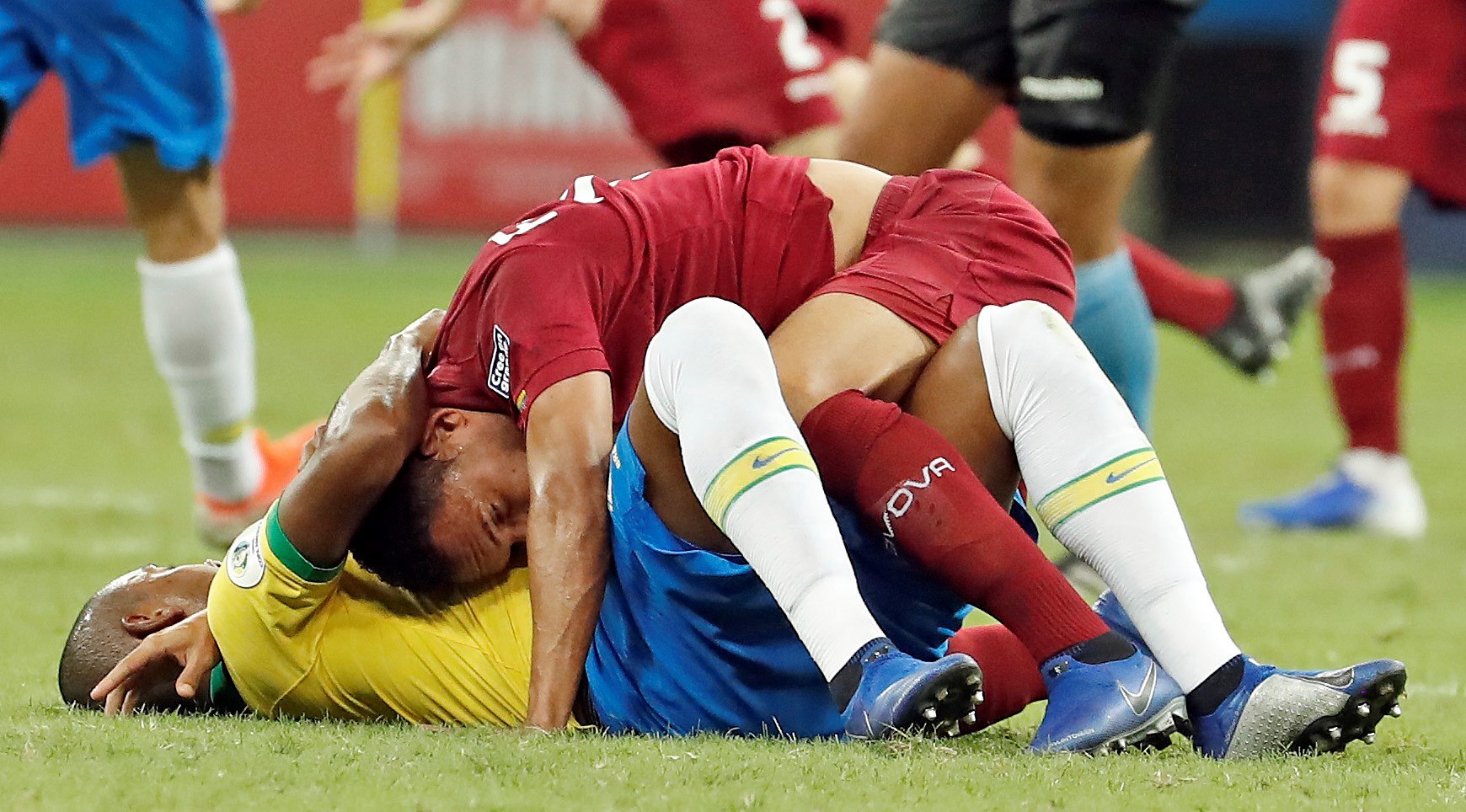 El jugador de Brasil Julio Bascuñán disputa el balón con Arquímedes Figuera (arriba) de Venezuela, durante el partido Brasil-Venezuela del Grupo A de la Copa América. (Foto Prensa Libre: EFE)