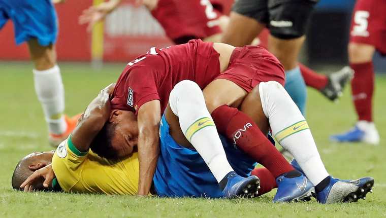 El jugador de Brasil Julio Bascuñán disputa el balón con Arquímedes Figuera (arriba) de Venezuela, durante el partido Brasil-Venezuela del Grupo A de la Copa América. (Foto Prensa Libre: EFE)