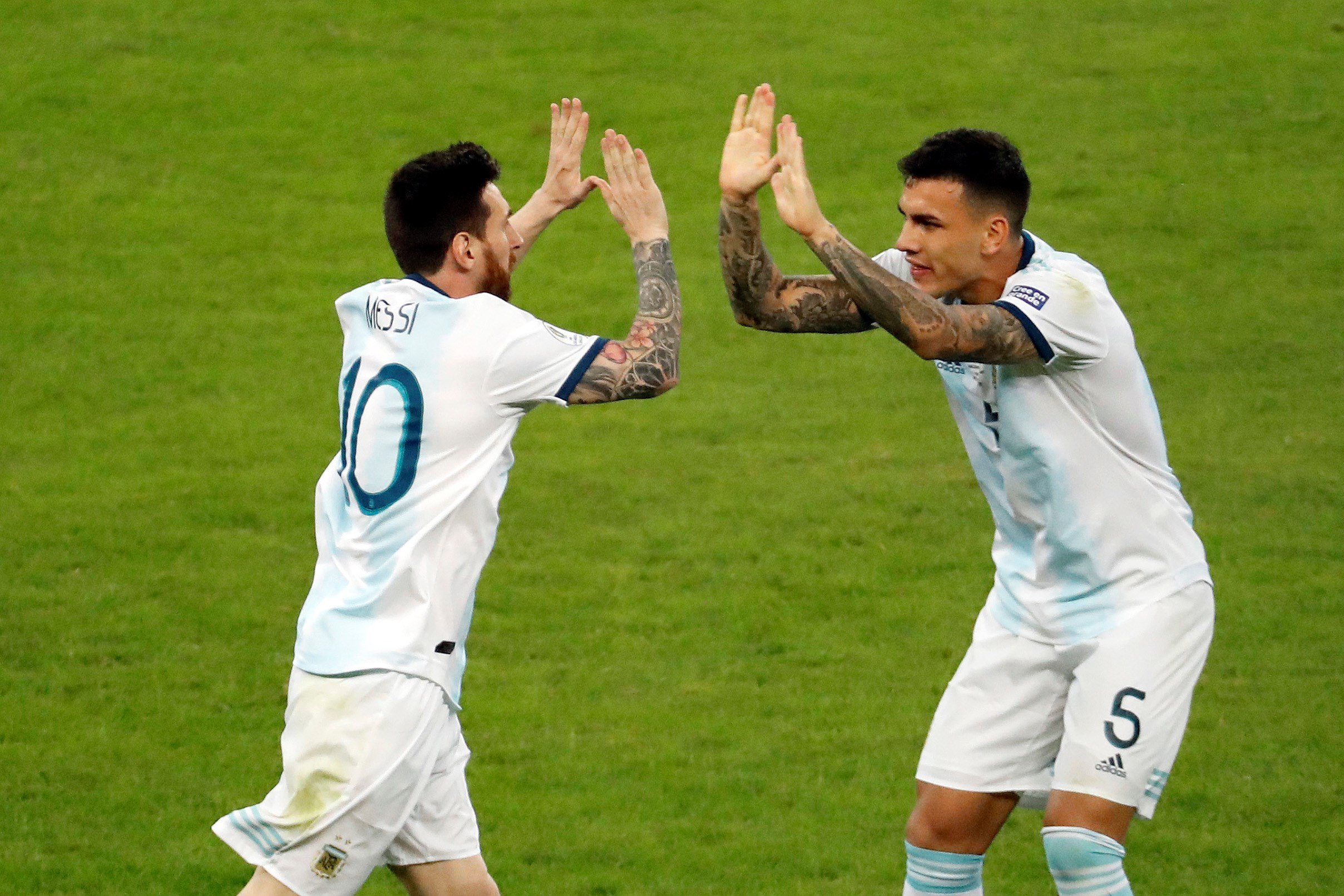 Lionel Messi (i) es felicitado por Leandro Paredes, tras haber anotado el empate de Argentina contra Paraguay en el estadio Mineirao de Bello Horizonte, Brasil (Foto Prensa Libre: EFE)