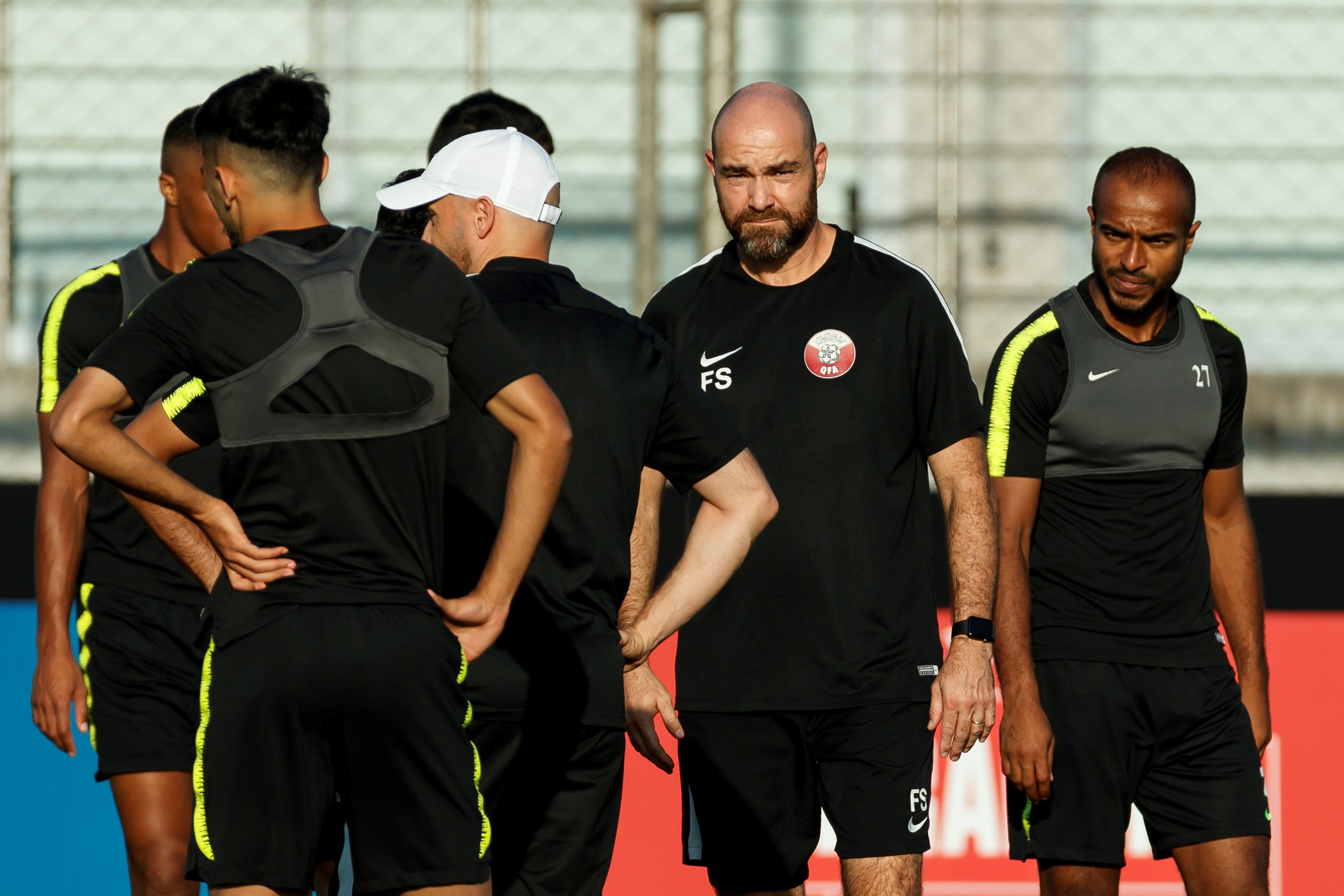 El entrenador de la selección de Qatar, el español Félix Sánchez (2d), dirige un entrenamiento este sábado, en Porto Alegre (Brasil), un día antes de enfrentar a Argentina por la tercera jornada de la fase de grupos de la Copa América 2019. (Foto Prensa Libre: EFE)