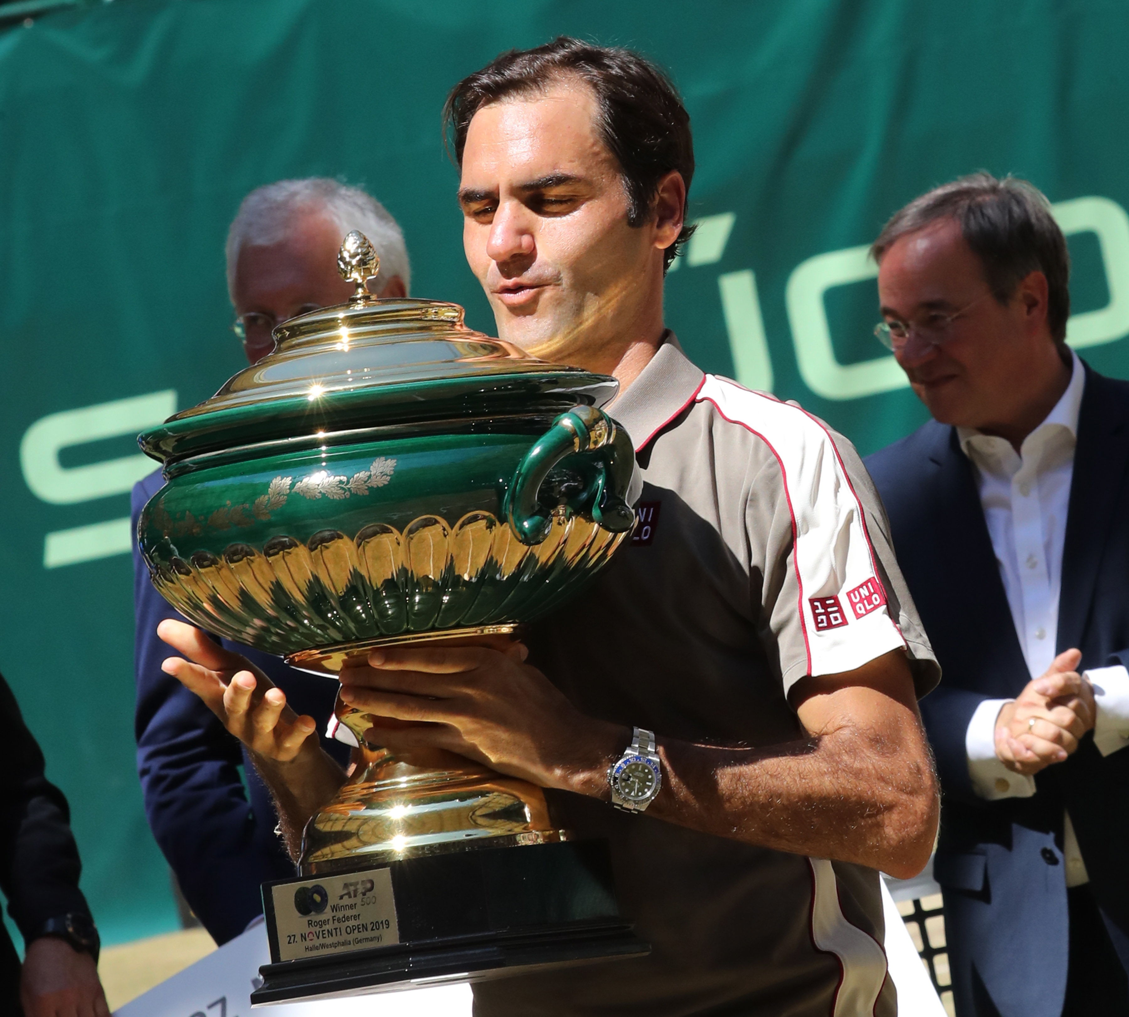 Halle (Germany), 23/06/2019.- Roger Federer from Switzerland celebrates with the trophy after winning the final match against David Goffin from Belgium at the ATP Tennis Tournament Noventi Open (former Gerry Weber Open) in Halle Westphalia, Germany, 23 June 2019. (Tenis, Bélgica, Alemania, Suiza) EFE/EPA/FOCKE STRANGMANN