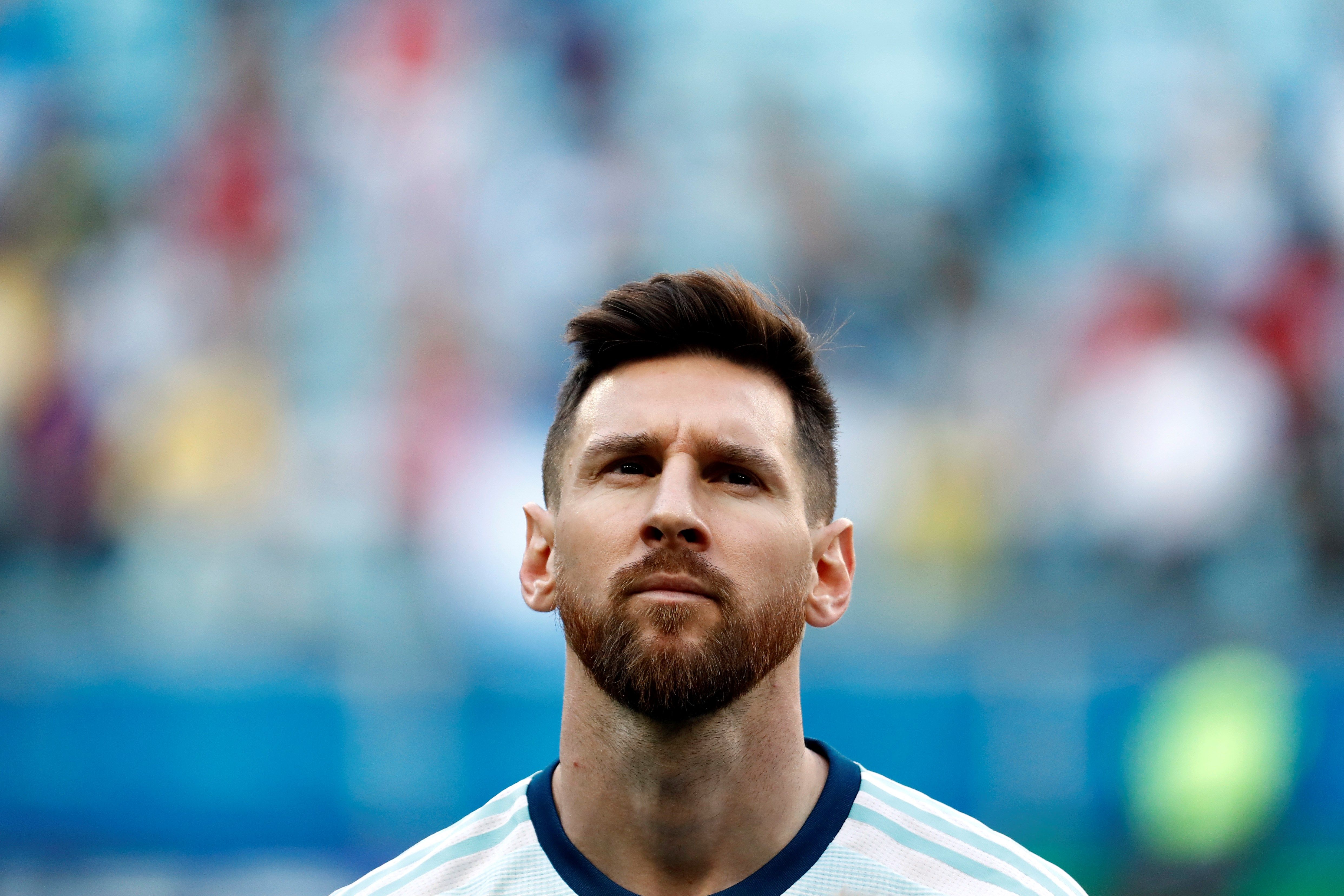 Lionel Messi de Argentina escucha el himno nacional este domingo, durante el partido del Grupo B de la Copa América de Fútbol 2019. (Foto Prensa Libre: EFE)