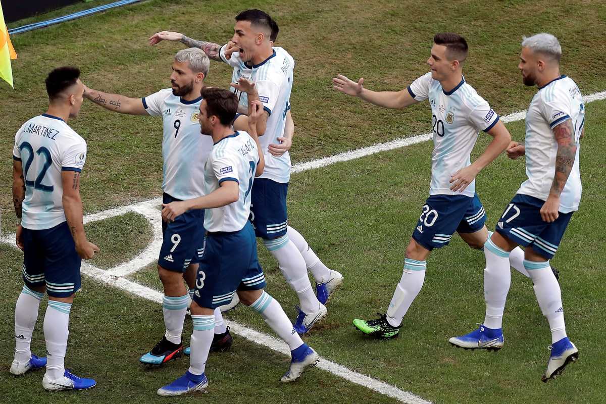 Argentina logra un triunfo balsámico contra Qatar para avanzar a cuartos