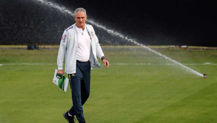 El entrenador de la selección de Brasil, Tite, participa en un entrenamiento este lunes, en el centro de entrenamientos del club Gremio, en Porto Alegre. El técnico se ha quejado del mal estado de las gramillas de los estadios. (Foto Prensa Libre: EFE)