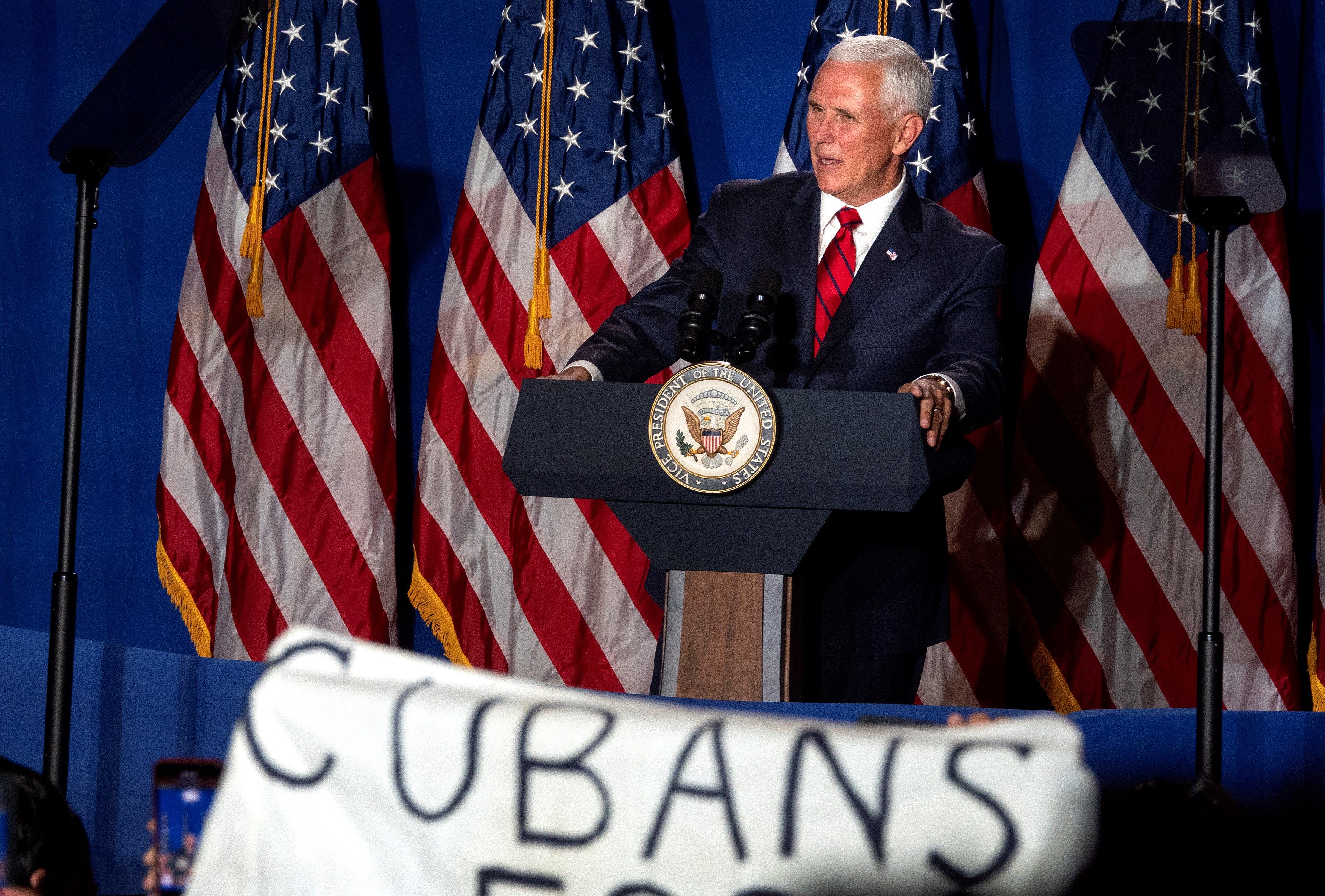 El vicepresidente de Estados Unidos, Mike Pence, ofrece un discurso durante el lanzamiento de la coalición "Latinos for Trump". (Foto Prensa Libre: EFE)