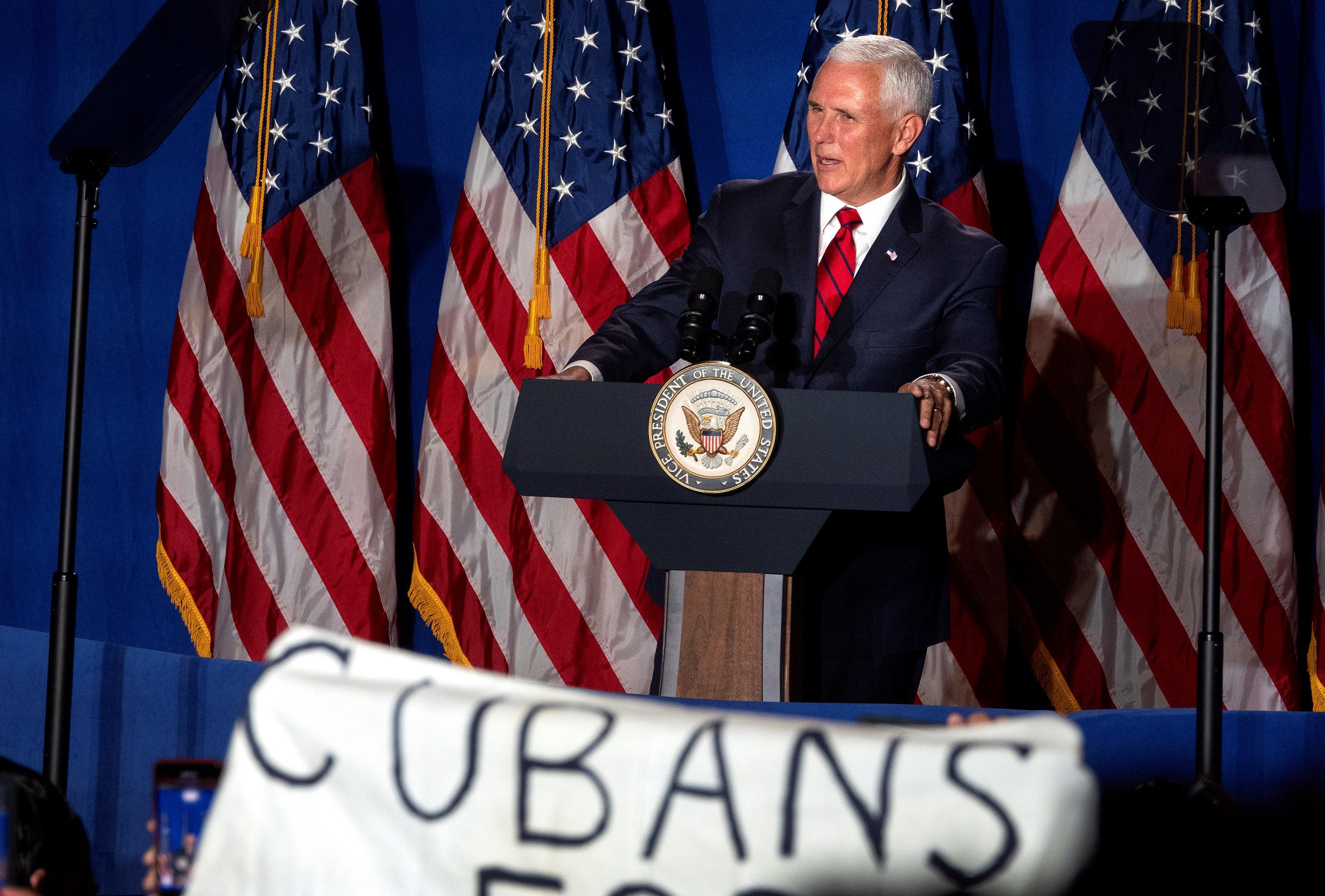 El vicepresidente de Estados Unidos, Mike Pence, ofrece un discurso durante el lanzamiento de la coalición "Latinos for Trump". (Foto Prensa Libre: EFE)