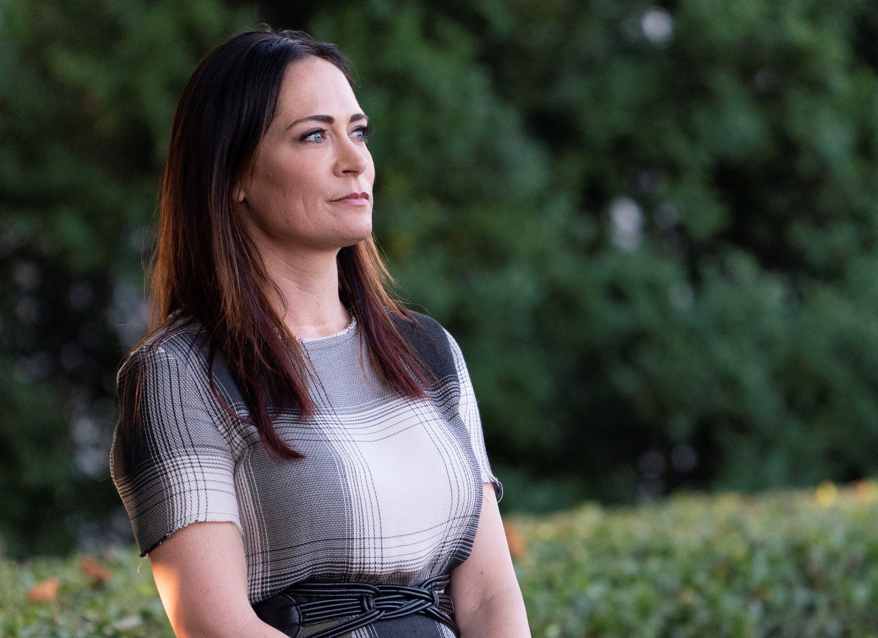 EPA3863. WASHINGTON (ESTADOS UNIDOS), 25/06/2019.- Imagen de archivo realizada el 21 de junio de 2019 que muestra a Stephanie Grisham, entonces directora de Comunicaciones, secretaria de Prensa y portavoz de la primera dama estadounidense, Melania Trump, durante la comida campestre anual para los integrantes del Congreso y sus familias, en la Casa Blanca de Washington (Estados Unidos). El presidente estadounidense, Donald Trump, ha elegido a Grisham para sustituir a Sarah Sanders como nueva secretaria de Prensa de la Casa Blanca, anunció hoy la primera dama de Estados Unidos. EFE/ Chris Kleponis / Pool