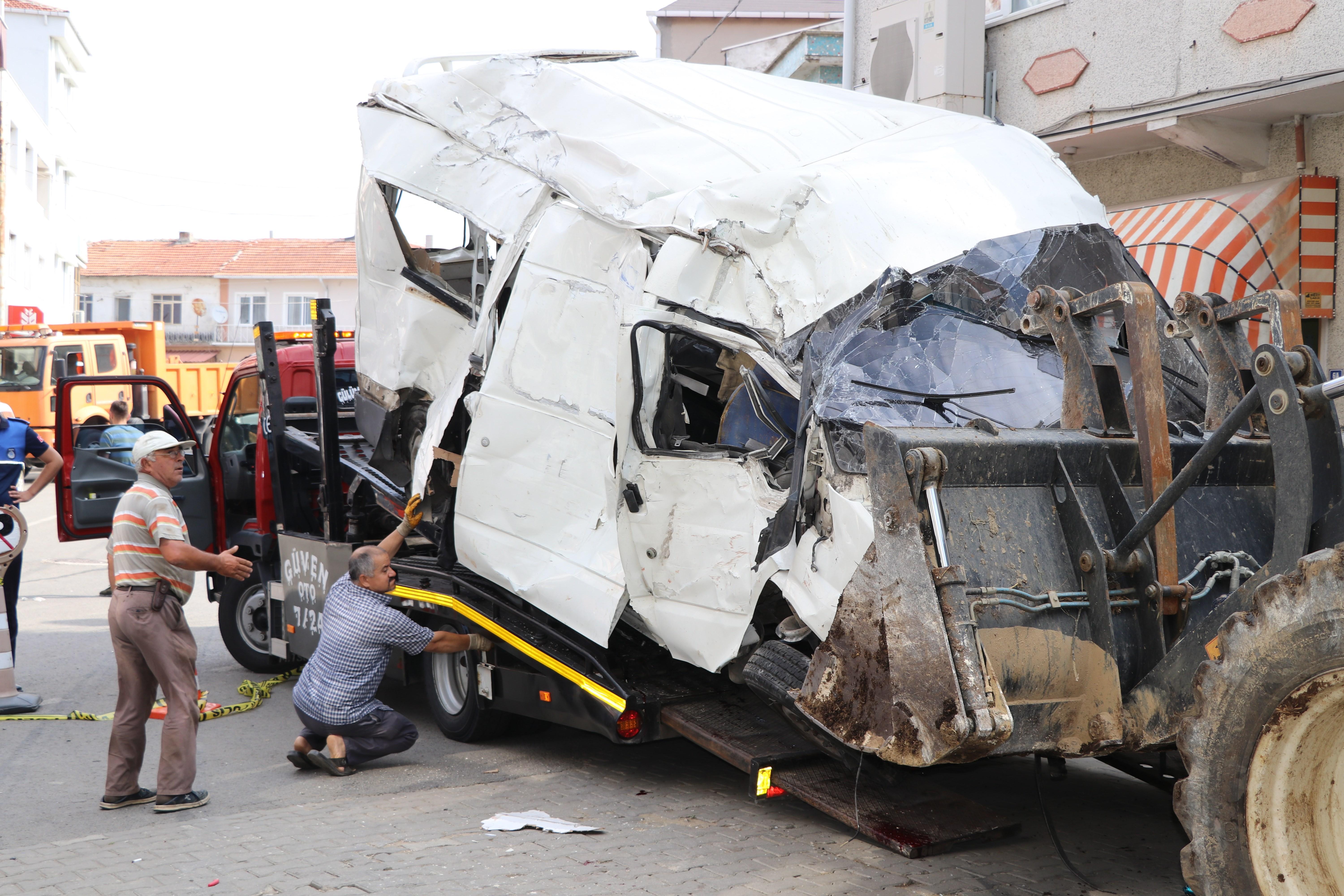 TUR02. EDIRNE (TURQUÍA), 26/06/2019.- Una grúa retira los restos de un vehículo que trasladaba a migrantes tras un accidente de tráfico en Edirne, Turquía, este miércoles. Al menos diez personas murieron este miércoles y otras treinta resultaron heridas en un accidente de tráfico que tuvo lugar en Turquía cuando un microbús con migrantes en situación irregular aceleró para huir de un control policial. EFE/ Cihan Demirci PROHIBIDO SU USO A SHUTTERSTOCK, PROHIBIDO SU USO EN TURQUÍA, ESTADOS UNIDOS, REINO UNIDO, CANADÁ, FRANCIA, SUECIA, IRAK, JORDANIA, KUWAIT, LÍBANO, OMÁN, CATAR, ARABIA SAUDÍ, SIRIA, EMIRATOS ÁRABES UNIDOS, YEMEN, BARÉIN, EGIPTO, LIBIA, ARGELIA, MARRUECOS Y TÚNEZ