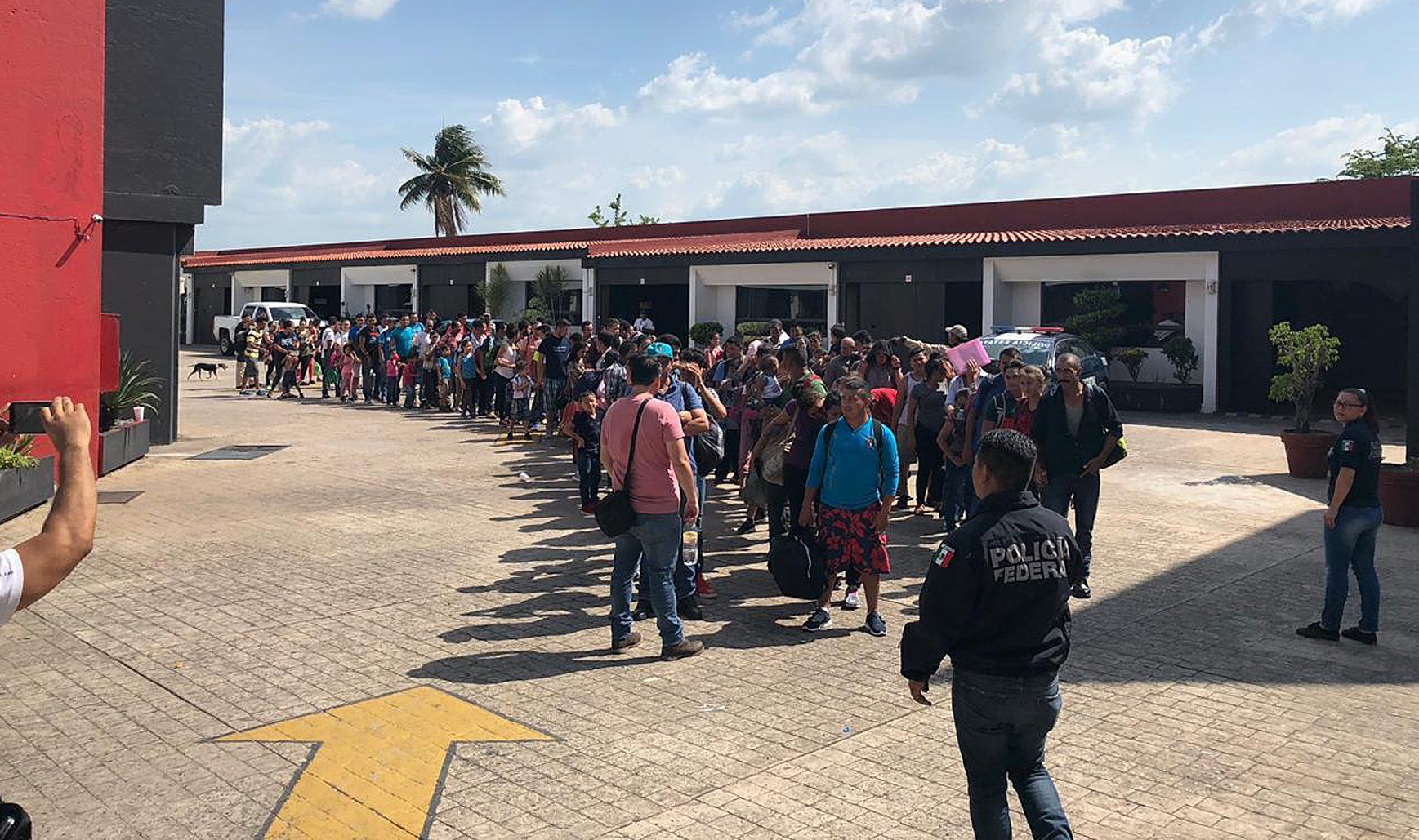 Migrantes centroamericanos detenidos fueron detenidos en Tabasco, México. (Foto Prensa Libre: EFE)