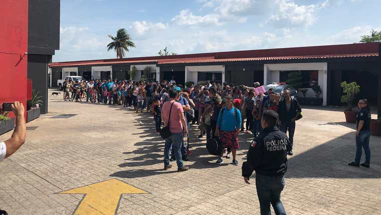Migrantes centroamericanos detenidos fueron detenidos en Tabasco, México. (Foto Prensa Libre: EFE)