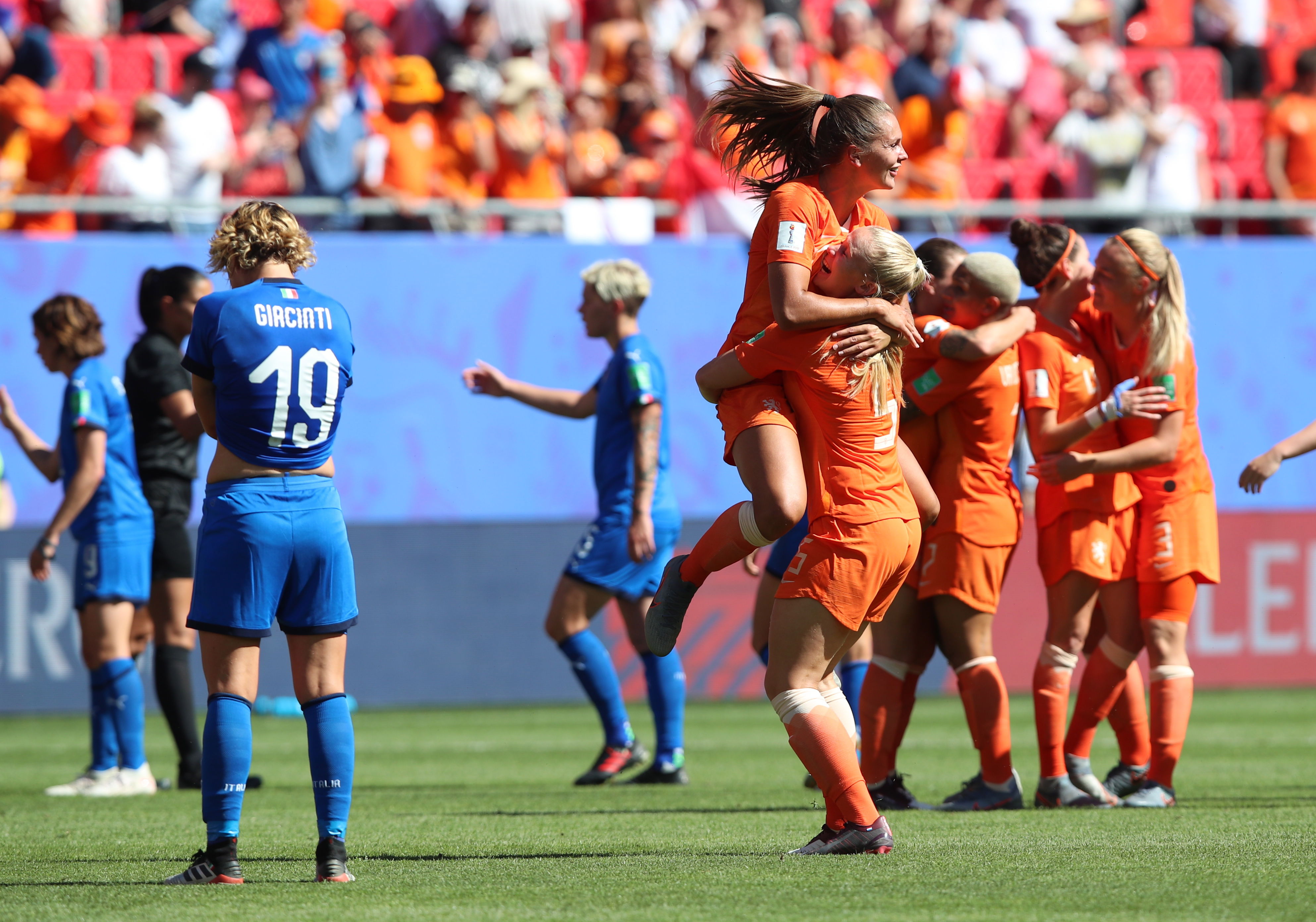 Las jugadoras de Holanda festejan el pase a semifinales. (Foto Prensa Libre: EFE)