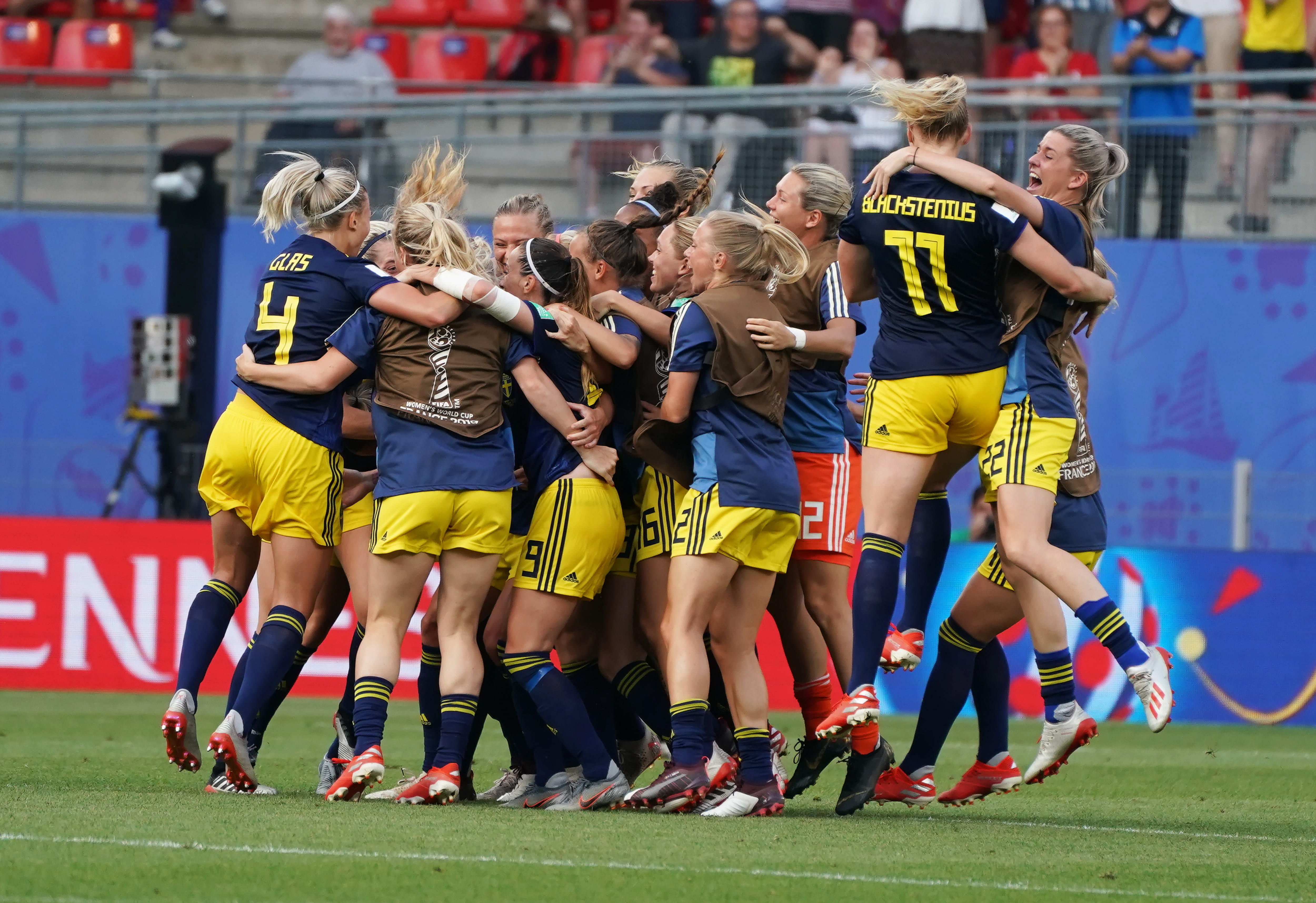 Así festejaron las jugadoras de Suecia. (Foto Prensa Libre: EFE)