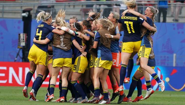 Así festejaron las jugadoras de Suecia. (Foto Prensa Libre: EFE)